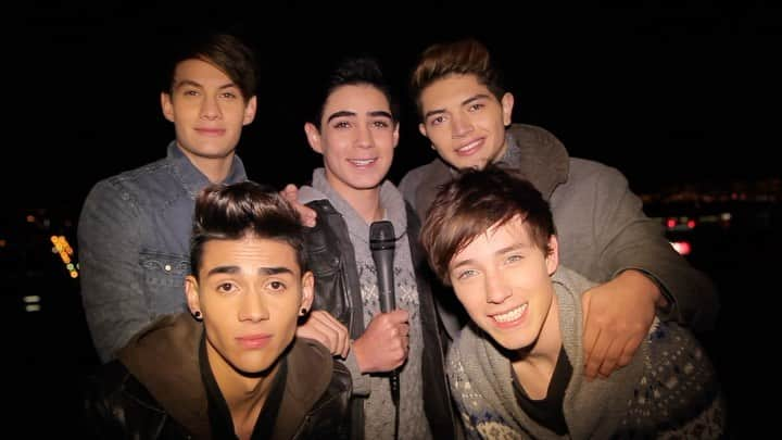 CD9のインスタグラム：「Son demasiados los momentos, las experiencias y los sueños que vivimos juntos a lo largo de estos años. Durante este tiempo, nunca imaginamos lo lejos que llegaría nuestro sueño.  Disfrutamos de un memorable viaje juntos y no hay palabras suficientes para expresar y agradecer que fueran nuestras/os compañeras/os de viaje en esta loca aventura. Queremos agradecer a todos y cada uno de las/os coders por toda su entrega, su pasión, su paciencia y sobretodo por su infinita comprensión.   Fueron años de dar todo de nosotros sin parar. Es por eso que para seguir siendo fieles a nosotros mismos y a ustedes, necesitábamos de un tiempo para darnos un descanso y dedicarnos a nuestros planes individuales.   Nos sentimos muy afortunados y agradecidos de poder darnos este tiempo para crecer, seguir aprendiendo y encontrar nuestra propia identidad como individuos. Seguros de vivir nuevas experiencias, fortalezas y perspectivas con las que podremos algún día contribuir a CD9.   A ICON Management y Sony Music, gracias por su entrega, por su pasión y por creer en el sueño de estos 5 locos enamorados de la música. Gracias a cada uno de los involucrados que durante esos años se entregaron ciegamente a CD9.   Coders, nuevamente, GRACIAS por todo lo que hicieron de CD9. Con su amor y apoyo, seguiremos apoyándonos mutuamente en todo lo que venga. Queremos que se sigan sintiendo orgullosas/os de nosotros, tanto como nosotros lo estamos de ustedes.  Son una generación que ya hizo historia.   … CD9 vive en su mente y en su corazón, como siempre, por y para ustedes… SIEMPRE JUNTOS SIEMPRE  -CD9」