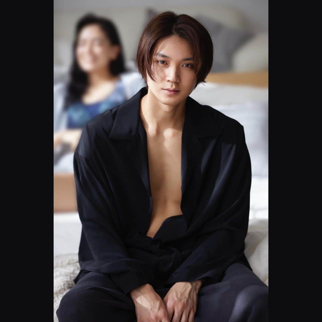 磯村勇斗のインスタグラム：「.  3月10日発売「 anan 」No.2241  『Everyday with Salute』 （C）伊藤彰紀（aosora）  @anan_mag @wacoal_salute #anan　#salute」