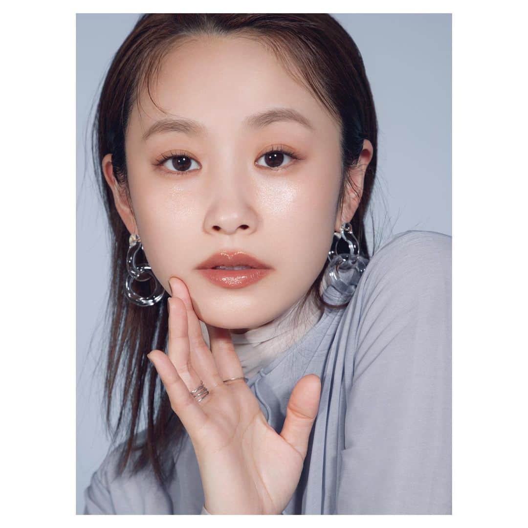 菊地泰久のインスタグラム：「@vocemagazine  model: @i_am_takahashi  hair&makeup: @sayoko_yoshizaki  styling: @kaori.kawasaki76  photo: @yasuhisa_kikuchi  #高橋愛 #voce #菊地泰久 #yasuhisakikuchi #beauty #makeup #fashion #portrait #shooting #photography #photographer」