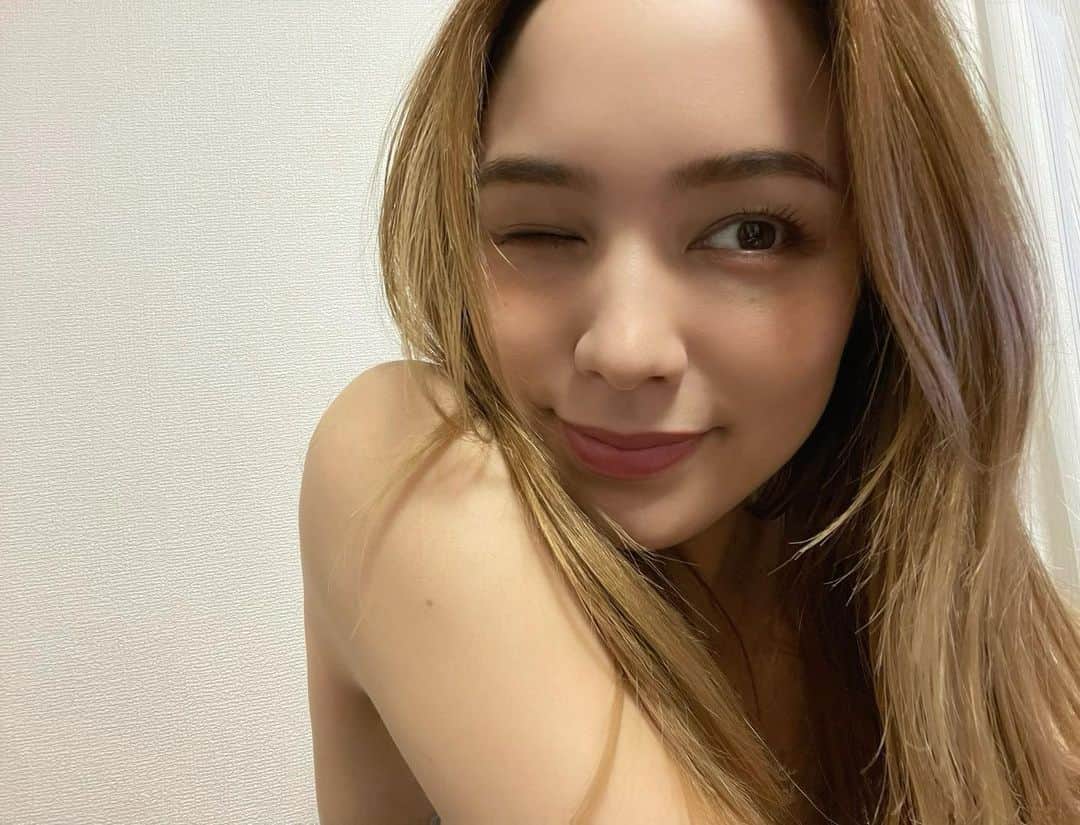 ステファニーのインスタグラム：「🌟🌈 季節の変わり目でお肌が気になる今日この頃… 2回目のベルベットスキンで肌のメンテナンスを していただきました。 @met_beauty_clinic  やっは1回目よりいい感じ！！すっぴん卵肌目指すぞー！」