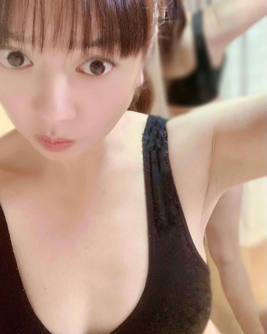 HANAのインスタグラム：「明日はいよいよ次男くん(中学校)の卒業式🌸  で🙌ホックが留まらなかったスカートはというと…密かに1週間以上前からしていた断酒🍷と、時間がある時にちょこちょこやっていた腹筋ローラー＆スクワット＋ももクロゲッタマン体操で心なしかウエストややスッキリ🤣今日も午前中だけの仕事だったけど、しっかりお散歩で歩いてきたしね😆👍 なんとかホックも、そんなに苦しくなく留まるまでになりました😚  私の場合…中でも断酒🍷が1番効果あったかも(´>∀<｀)ゝ💦 どうしても呑むとおつまみでチーズとか生ハムとか…ポテチとかサラダチキンとか食べちゃってたからね～🤣🤣🙏  でも今は夕食のあとは何も食べない！ひたすらルイボスティー飲んで我慢の子～ε”ε”ε”(ﾉ* •ω• )ﾉ☕️  明日が終われば( ´ ▽ ` )ﾉ🍷 ｶﾝﾊﾟｰｲ…といきたいところだけど😝金曜日も早番なので🍷︎💕︎解禁は金曜日の夜までお預けなのだ～😭  #playboy#smile#japanese#beauty#selfie#sexy#elegant#kawaii#japanesebeauty#age46#beautifullegs#instagramer#instagood #アラフィフ#アラフィフ女子#オトナ女子#筋トレ女子#セルフポートレート#リール#熟女#美魔女#美肌#46歳#40代#40代女子#미인#미각  ｡♡*ﾟ¨ﾟﾟ･*:..｡♡*ﾟ¨ﾟﾟ･*:..｡♡*ﾟ¨ﾟ･*:..｡♡*ﾟ¨ﾟﾟ･*:..｡♡*ﾟ¨ﾟﾟ･  違う自分も表現したいと始めたアカウント🙏 ちょっぴりセクシーも🙈フォロワー様限定❤ ↓↓↓ 💟photo gallery→<@87s.photo_gallery>」
