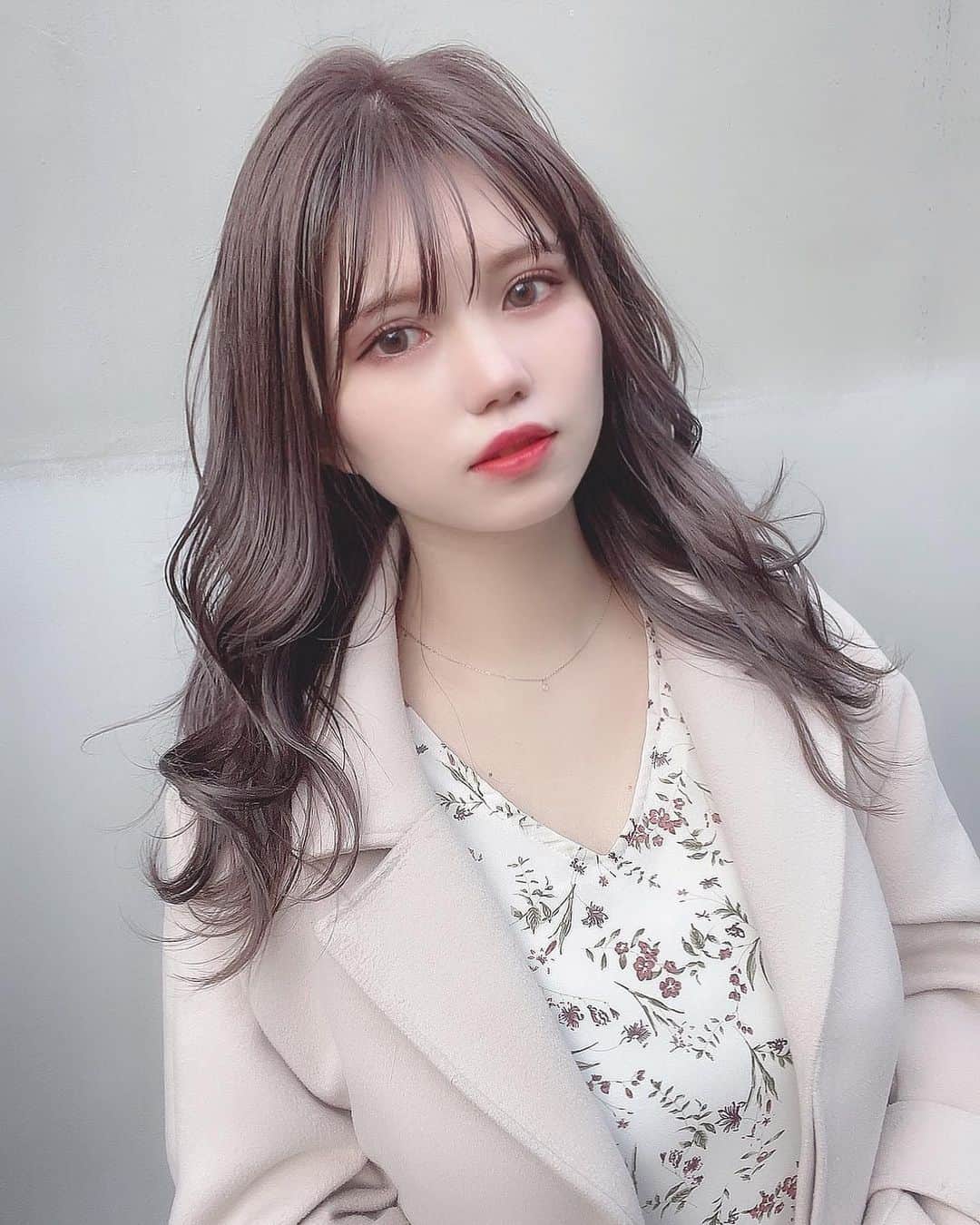 横山あみのインスタグラム：「..♡♡ . . 久しぶりに髪の毛 暗くしてみましたぁ🧸❤️ . ラベンダーグレージュですっ 可愛い‹‹\(´ω` )/›› . . #自撮り女子 #自撮り #美容室 #トリートメント #カラー #ラベンダーグレージュ #grl #グレイル #グラビア」