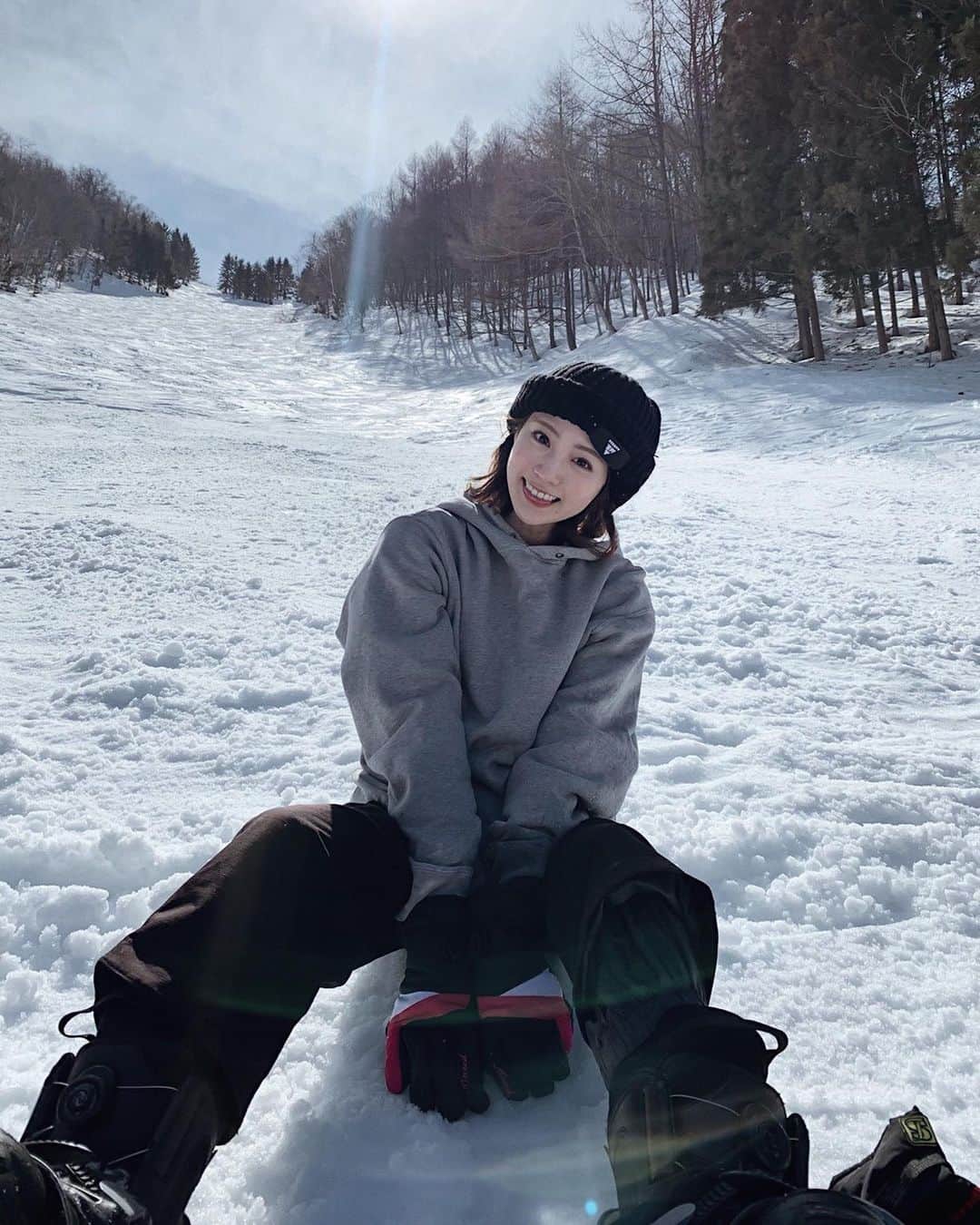 志田友美（ゆうみん）のインスタグラム：「🏂💭💭 ㅤㅤㅤㅤㅤㅤㅤㅤㅤㅤㅤㅤㅤ 謎に滑れる自信があったけど実際転んでばっかなのよねぇ🤌🏽まぁ痛い🥴🔥 ㅤㅤㅤㅤㅤㅤㅤㅤㅤㅤㅤㅤㅤ ニット帽ゆるゆるで落ちまくりでまくったらダサくなったのは見逃して🌞 ㅤㅤㅤㅤㅤㅤㅤㅤㅤㅤㅤㅤㅤ 久々のスノボ最高でした🌈🌈 ㅤㅤㅤㅤㅤㅤㅤㅤㅤㅤㅤㅤㅤ #🏂 #スノボ #スノボ女子 になりたひ。」