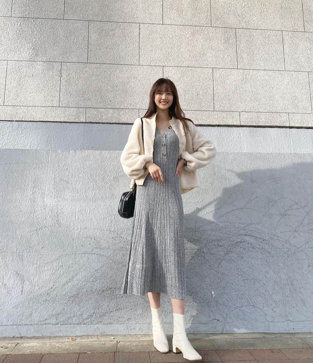 のインスタグラム：「今日あったかかったねー！🌞  そろそろ衣替えの時期かな🕰☁️  #me #ootd #outfit #fashion #コーデ #春コーデ #ファッション #今日のコーデ #アウター #ワンピース」
