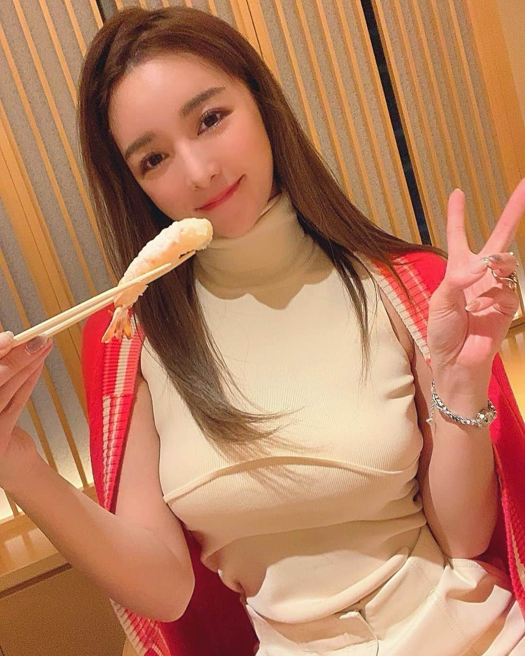 濱野りれさんのインスタグラム写真 - (濱野りれInstagram)「#tempura #takiya SPRING VEGETABLES FESTIVAL🌸🌿💐 SCROLL AND ENJOY THE VIDEO ♥️ . たきや♥️ 春の山菜祭り😍 最近ムービーにハマってます🧸✨✨ . . #rirelog #azabujuban #tenpura #tokyofoodie #tokyofoodies #tokyoeats #tokyogourmet #japanesefoods #japanesefoodlover #eatlover #tabelog #美食 #日本食 #麻布十番 #麻布十番グルメ #天ぷらたきや #たきや #日本食 #和食 #予約困難店 #食べログ高評価 #グルメ女子 #食べログ4」3月10日 20時10分 - riregram