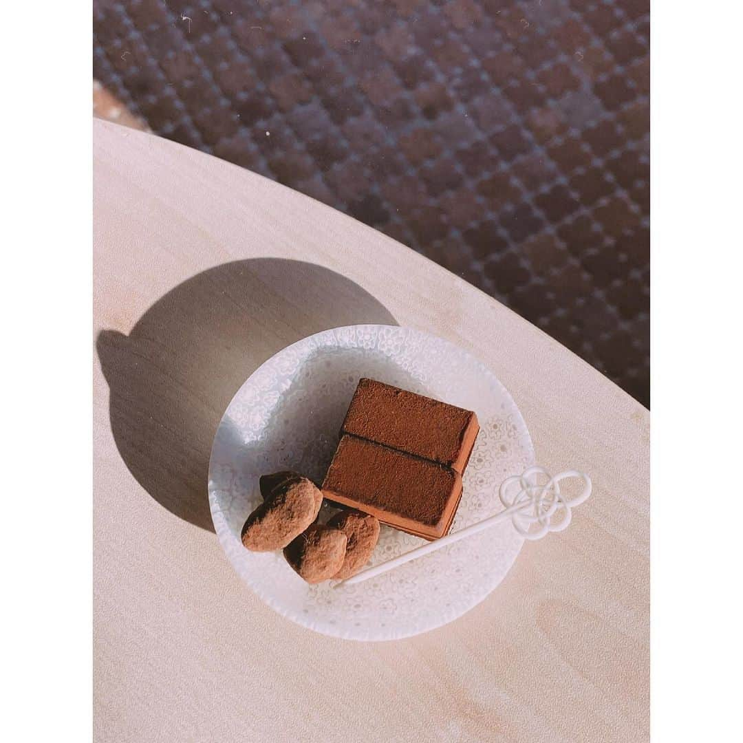 紗栄子さんのインスタグラム写真 - (紗栄子Instagram)「本日のおやつは、私の大大大好きな福岡の @chocolateshop_1942 の「博多の石畳」生チョコレート🌹  私が説明をしなくとも世界的にも有名なお店で、チョコレートがそれほど日本に浸透していなかった時代から本物を伝え続けてきたチョコレート屋さん😌💓  お土産によくいただいていたこともあって昔から大好きなチョコレート屋さんなのですが、支援活動の際に代表の佐野さんにお会いすることが幾度となくあり、現地で佐野さんの人柄に触れ、優しさに溢れたレジェンドの作るチョコレートがより好きになりました😌🌸  被災地支援にいらしたときはもちろん、お仕事で来られない時にも必ずカップケーキをたくさん支援してくださり、それはもう現地のみなさんも大喜びです🥰✨💘  2枚目以降の写真は2019年8月に起きた九州北部豪雨の時に支援へ伺った時のもの。  この日は病院や幼稚園などを回ったのですが、美味しいスイーツを食べた後のみんな笑顔がとても印象的で私まで嬉しくなりました😌✨💓　 #chocolateshop」3月10日 20時18分 - saekoofficial