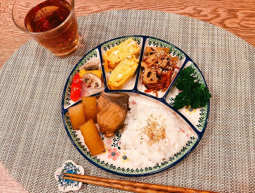 林田岬優さんのインスタグラム写真 - (林田岬優Instagram)「久しぶりのごはん投稿。 洗い物がめんどくさいのでプレートに、、。 きんぴらと卵焼きは大好きで、ほぼ毎日食べています。 ピクルスは思い立った時に作ります。自分で作るメニューって決まっているし綺麗に作れた時にしか載せていません。笑 ぶり大根もだいすき。 パセリは永遠にかじれます。🐰😘」3月10日 20時28分 - miyu_hayashida