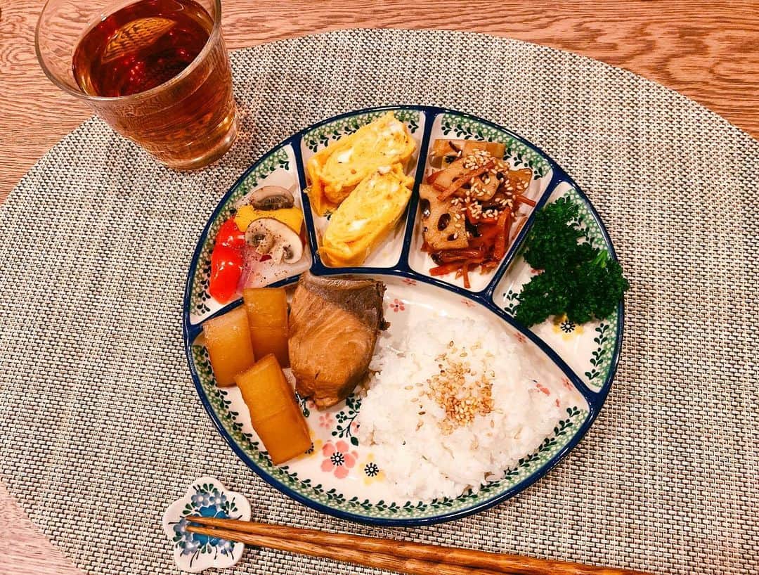 のインスタグラム：「久しぶりのごはん投稿。 洗い物がめんどくさいのでプレートに、、。 きんぴらと卵焼きは大好きで、ほぼ毎日食べています。 ピクルスは思い立った時に作ります。自分で作るメニューって決まっているし綺麗に作れた時にしか載せていません。笑 ぶり大根もだいすき。 パセリは永遠にかじれます。🐰😘」