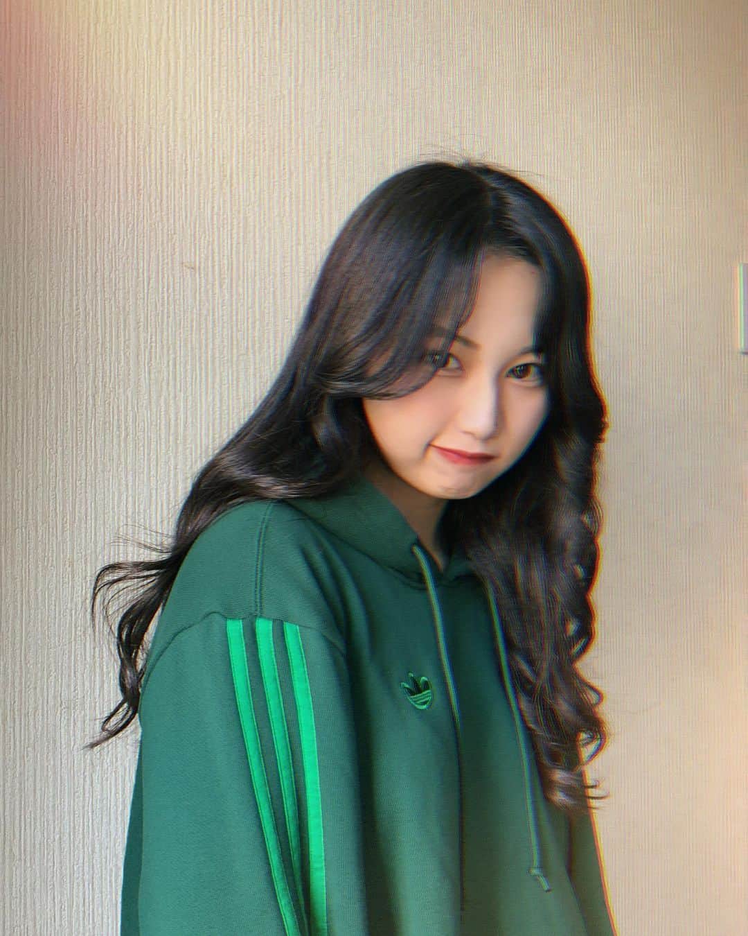 宮丸くるみのインスタグラム：「@adidas 💚  ・ ・ ・  #リリバリ #lilyofthevalley #アイドル #idol #adidas #パーカーコーデ #パーカー #ロングヘア #かきあげ前髪 #巻き髪 #黒髪 #スポーティーコーデ #18歳」