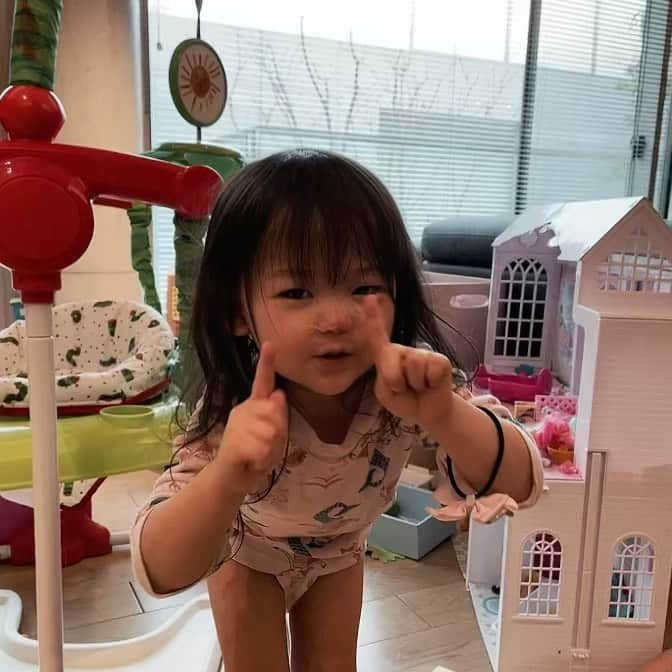 畠山潤子のインスタグラム：「ウシシシー‼️ 突然のバイキンマンのマネ⁉️らしいです😂 2歳児面白い🤣 そして、愛おしい💕 オモチャぐちゃぐちゃな背景と娘ちゃんがトレパン姿なのはお気になさらずー😁 #mamalife #赤ちゃんのいる生活 #生後8ヶ月 #2歳11ヶ月 #35w2d #子沢山 #子沢山ママ #hikaridiary2021 #twins #twinstagram #twinsbaby #双子ママ #4人育児 #大家族 #たまひよ #4人ママ #多胎ママと繋がりたい #双子ママと繋がりたい #渋谷区ママ #港区ママ #知育玩具  #幼児教室 #幼児教育 #早期教育 #幼稚園受験 #小学校受験 #お受験 #お受験ママ #アンパンマン #バイキンマン」