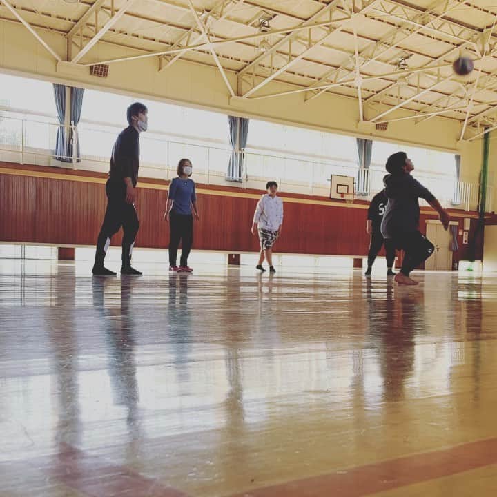 のインスタグラム：「. 高槻市の小学校を覗いてきました🏫 6年生が放課後、1年間何も出来なかったし何か最後にやりたいと言いに来たので、体育館をちょっと借りてバレーボールを🏐 ちょうど学校でバレーブームになってるそうで、楽しくバレーしててめっちゃ嬉しかったぁ🥺 🏐 🏐 途中ボールがカメラにあたって アングルがちょうど良い感じに👍🏻 . #高槻市 小学生の時によく練習してた体育館◟̆◞̆ ❁」