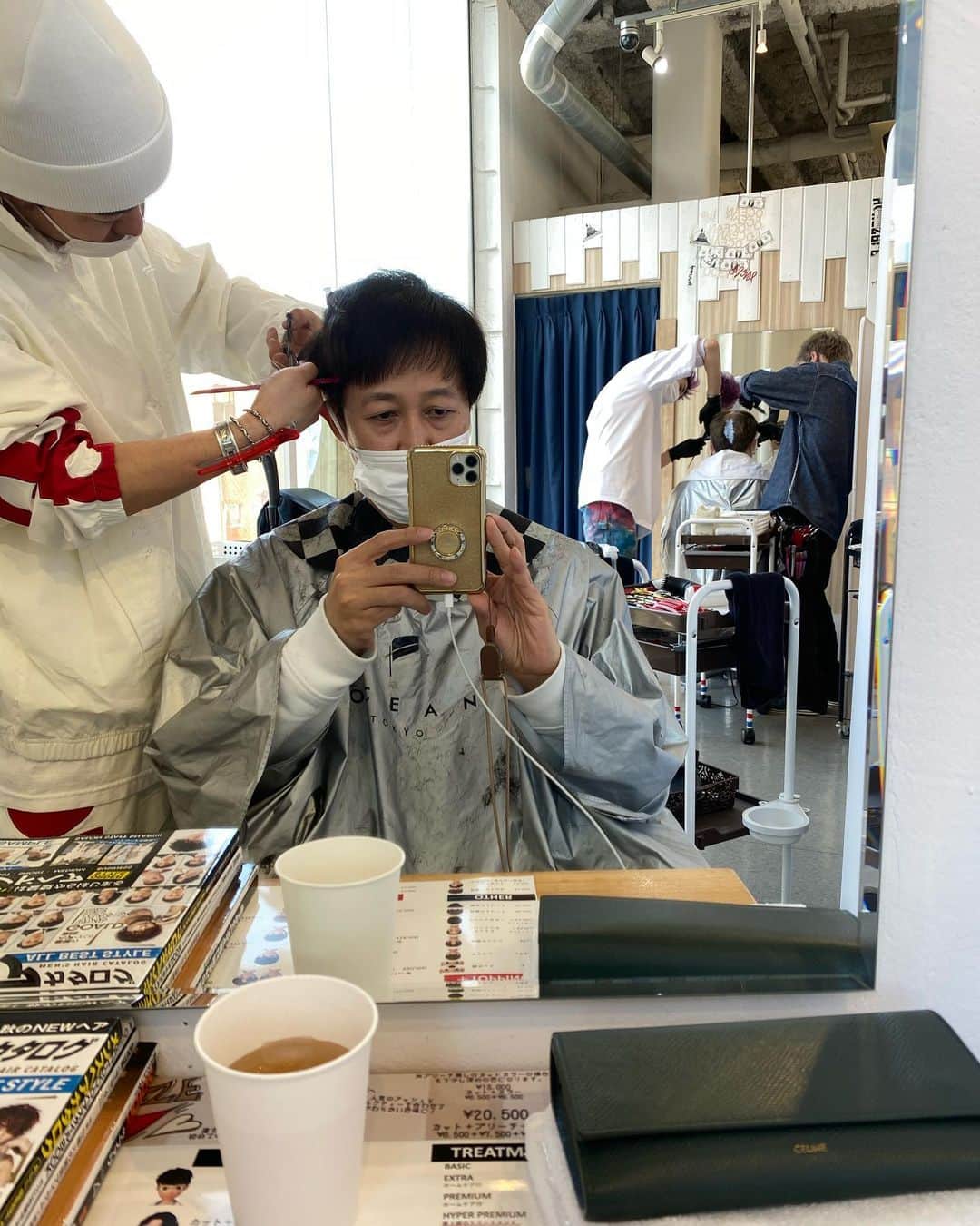 小籔千豊さんのインスタグラム写真 - (小籔千豊Instagram)「散髪してたら 後ろの人が 髪染めだしたよ あれ、、、あの人 アタマに煮卵埋まってるのかな #oceantokyo  #高木さん #プロフェッショナル友達 #岩尾さん #煮卵」3月10日 20時33分 - koyabukazutoyo_shinkigeki