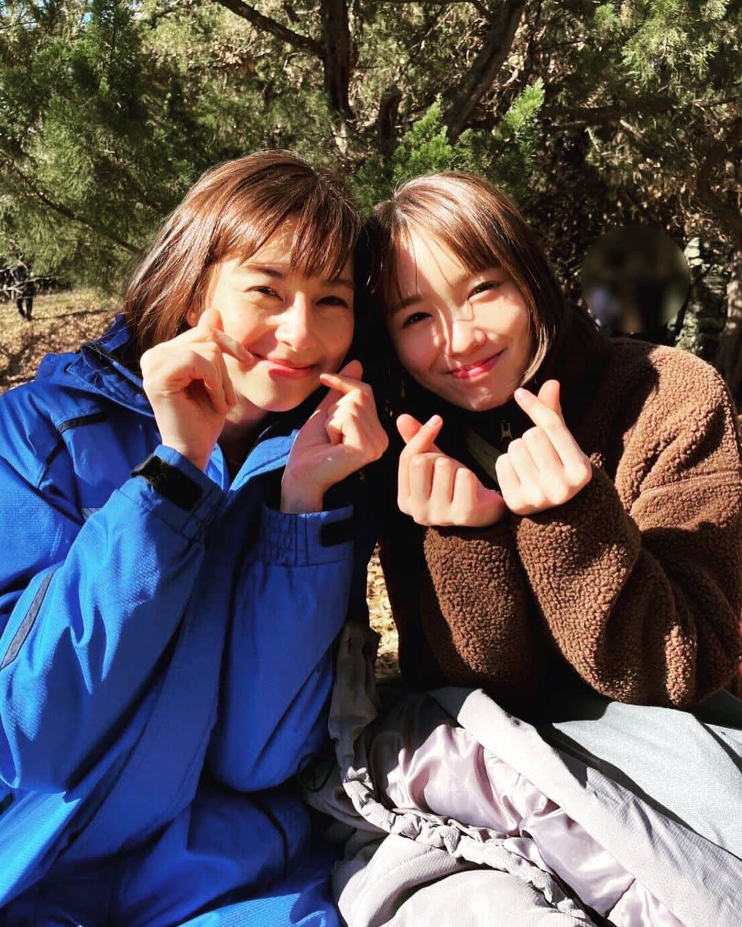 飯豊まりえのインスタグラム：「武器を向けあった バチバチ関係🤔🤔  全然そんなことないよぉ、、  セブンティーン知ってる人からしたら エモエモですよね」