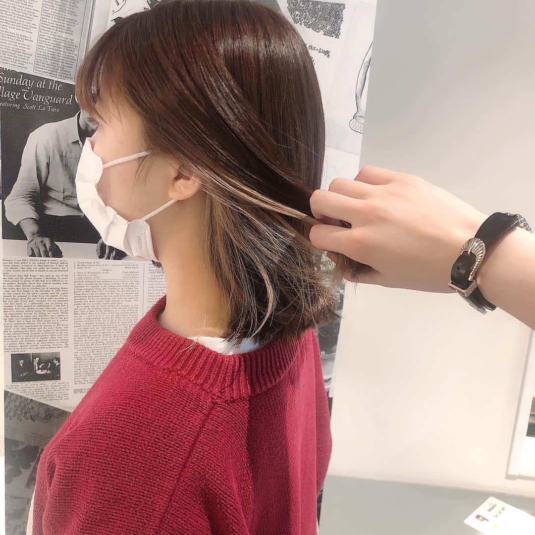 のインスタグラム：「人気メニューはインナーカラー♡  2ブリーチで白っぽくまで 一回ベースを作っておくと そのあとはワンカラーでも楽しめちゃうのもインナーカラーの強みです☺︎🌱  #インナーカラー　#イヤリングカラー　#デザインカラー」