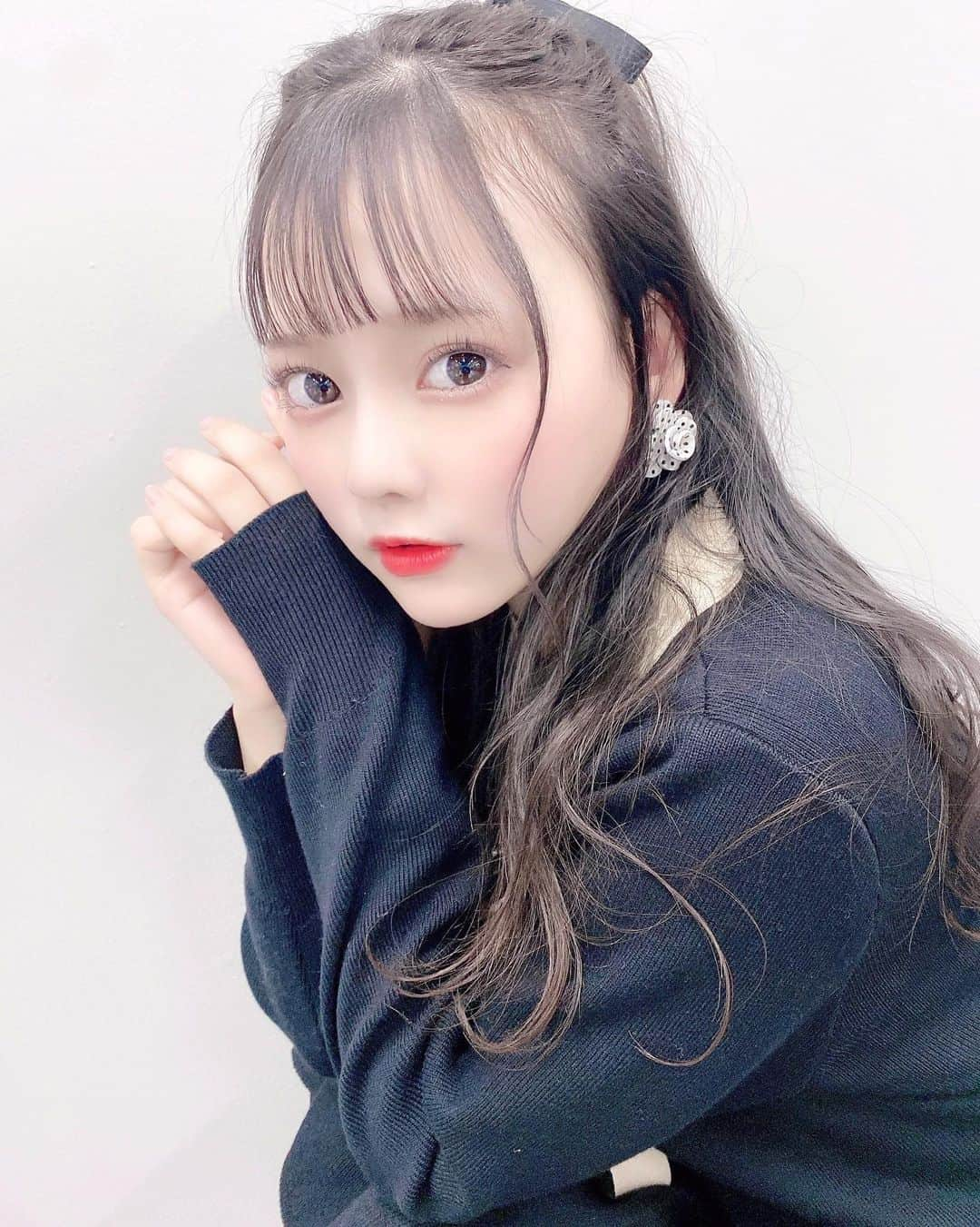 齊藤なぎささんのインスタグラム写真 - (齊藤なぎさInstagram)「💄✨﻿ ﻿ ﻿ ﻿ ﻿ なんと…﻿ ﻿ ﻿ 私たちイコールラブのプロデューサーさんである、指原さんがプロデュースされるコスメ (プロデュース、一緒で嬉しい…💭) ﻿ ﻿ Ririmew DEBUT COUNTDOWN DAY 5 にわたし、齊藤なぎさが😭❤﻿ ﻿ ﻿ ひと足お先に使わせていただいたのですが最高でした！！💭﻿ ﻿ ﻿ ﻿ ということでわたしの言葉になってしまうのですが感想をかかせていただきたいと思います！！！﻿ ﻿ ﻿ ﻿ ﻿ 💄 IN THE MIRROR EYE PALETTE #02 TEA ROSE﻿ ﻿ とにかく全色、色味が可愛すぎて最高です。全部使えます。右上の色のキラキラもとっても可愛いの💓﻿ 粉質もしっとりしていて瞼に密着してくれます！！﻿ ﻿ ﻿  ﻿ ﻿ 💄 PICK ME EYES GLITTER #02 ONLY ME﻿ ﻿ 私の大好きなキラキラ…😭﻿ 涙袋にもアイシャドウの上からぽんぽんしても、ほっぺたの上にハイライトとしてのせてもかわいいです。﻿ 絶対にライブの時はこれを使おうと心に決めています。﻿ ﻿ 💄VEIL GROW CHEEK #03 SHELL PINK﻿ ﻿ ふわっとしたかわいいピンクになります、私のとっても好みな色…！！﻿ お肌にのせるとツヤツヤでとってもかわいいです☺️﻿ ﻿ ﻿ ﻿ 💄SHEER MATTE SHADING #01 GREGE TONE﻿ ﻿ 私は、難しくてあまりシェーディングをすることがないのですが、3色を混ぜて調整できるのですごく使いやすかったです✨﻿ 涙袋をかいたり、ノーズシャドウとしても使えるので最高です！！﻿ ﻿ ﻿ ﻿ ﻿ 一つ一つのコスメがとっても凝っていて、使いやすくて、全色ほしくなりました✊❤﻿ ﻿ ﻿ みなさんもぜひ、お揃いしましょう！！！！☁﻿ ﻿ ﻿ ﻿ #Ririmew﻿  #リリミュウ﻿ #指原莉乃 さん #cosmetics ﻿ #イコラブ ﻿#齊藤なぎさ #なーたん」3月10日 20時36分 - saitou_nagisa