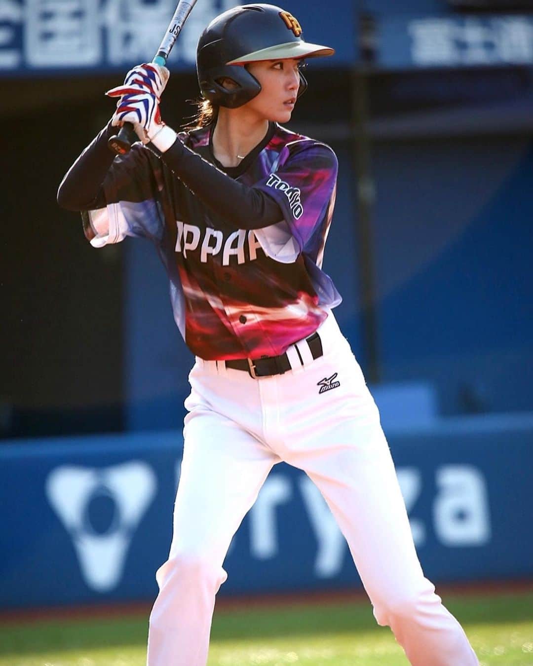 椿梨央のインスタグラム：「今日は今年初めての野球観戦してきました！ 両チーム2桁安打にノーエラーと 面白いゲームでした🤟🏻✨ . . この広い球場で 私も試合したんだなーと思ったら 感慨深いなと🙂 ハマスタで試合ができるだなんて夢みたいでした🥰 . . カメラマンは たかひろくん！ 凄い素敵に撮って頂きました📷🍀 . . . #野球 #野球女子 #横浜スタジアム #横浜denaベイスターズ #北海道日本ハムファイターズ #プロ野球  @fighters_official  @baystars_official  @takahiro_shiranaga.jpg」