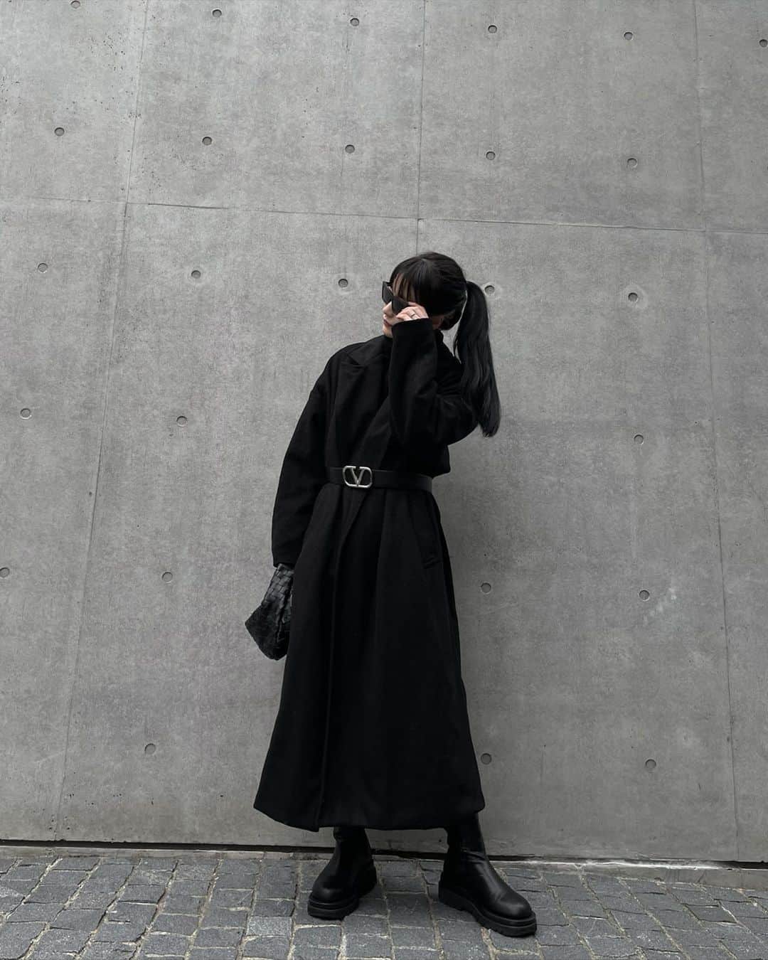 中村くるみのインスタグラム：「🖤🖤🖤  👶🏻とお散歩コーデ #allblack #オールブラック」