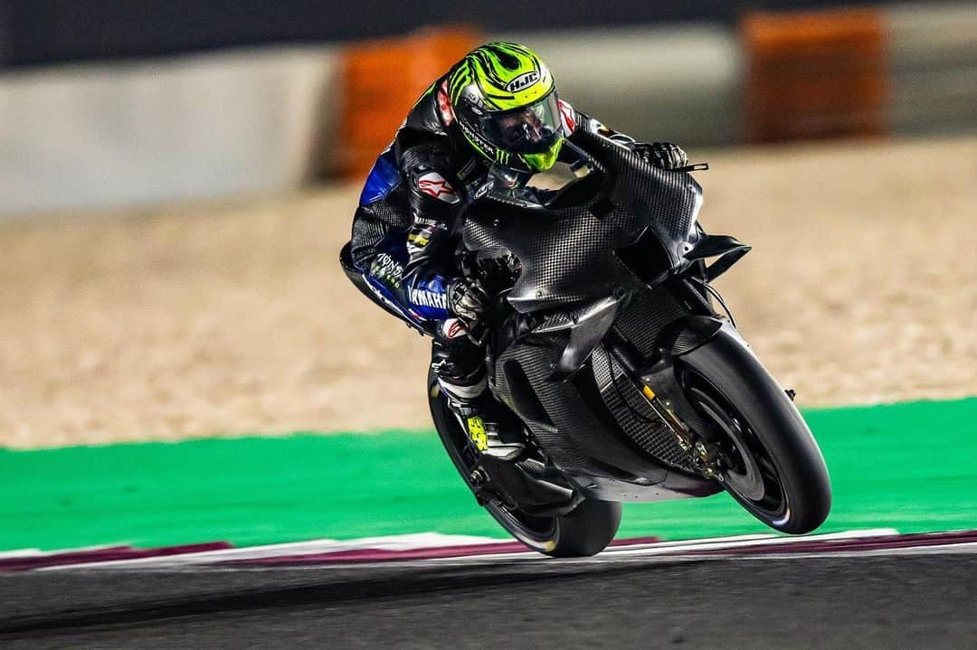 カル・クラッチローのインスタグラム：「Just love the look of raw carbon fairings … @yamahamotogp 😍 📸 @polarityphoto」