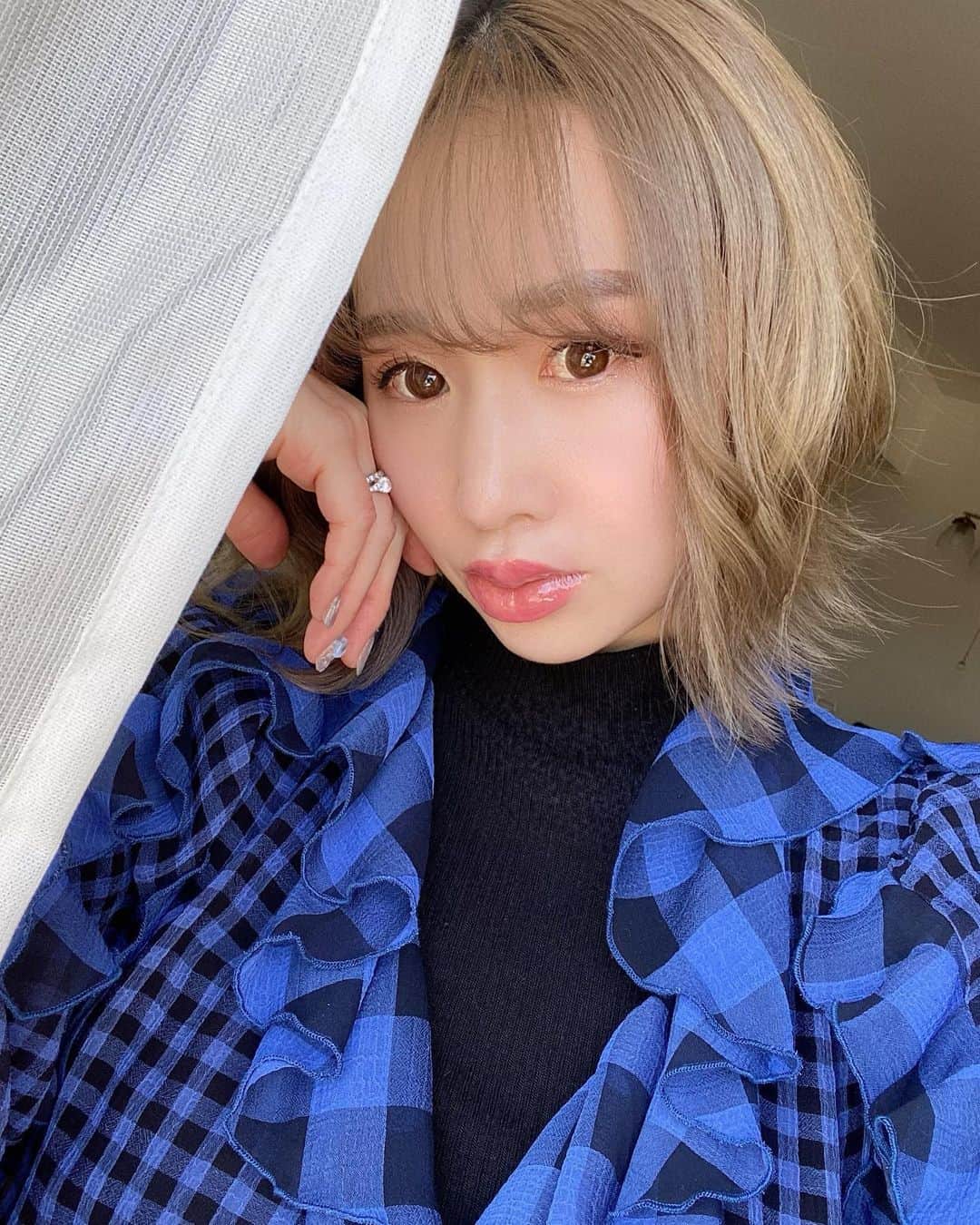 shihoのインスタグラム：「またまた放置してしまってた😛📱 やっと春めいてきて ポカポカきもちぃねー🌸💓🌸💓 . マスクしてると顔面の下半身 放置しがちだけどめちゃめちゃ ぷっくりする透明lip💄だけは すっぴんでもぬるようにしてる✌️ （見えないから自己満笑） ただでさえ化粧しなさすぎて やばいからwそのくらいしないと ホンキオワル🤣❤️💦 . . . . . #月一ご褒美 #エスビューティークリニック」