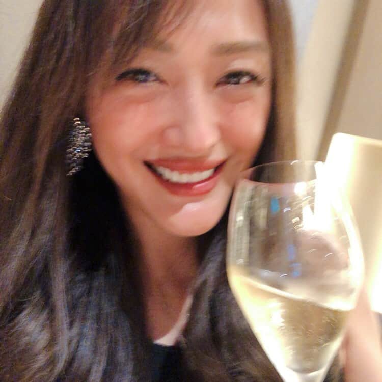 小林明実さんのインスタグラム写真 - (小林明実Instagram)「I turned to 40yrs old today.  I would like to make my 40s to be a wonderful and sexy woman💖💖✨  #singapore #お誕生日 #maetomo#ローレンサイ」3月10日 20時56分 - akemi.1177