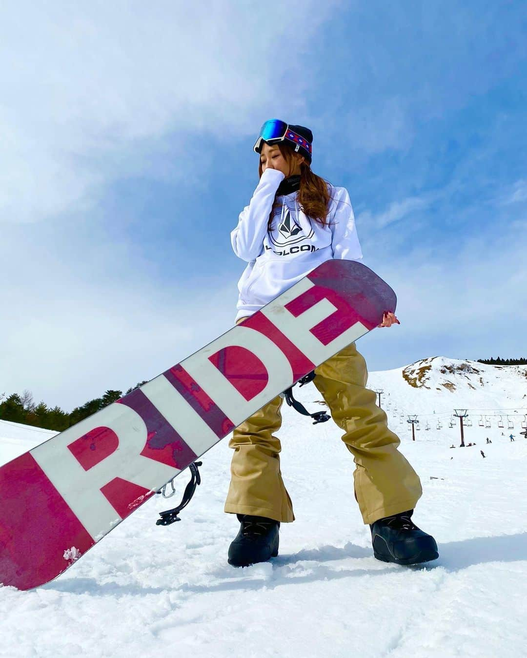 鳳ゆまさんのインスタグラム写真 - (鳳ゆまInstagram)「. . . #スノボー女子 🏂  今季あまり行けんかったなー😭 ちょっと滑れるようになって、 何故か毎年初期化される🤔🏂  #スノボー #スノボーウェア #スノーボード #ウェア #ボルコム #ボルコムウェア #snowboarding  #volcom #17live #17ライバー #17配信」3月10日 21時12分 - yumangerion06