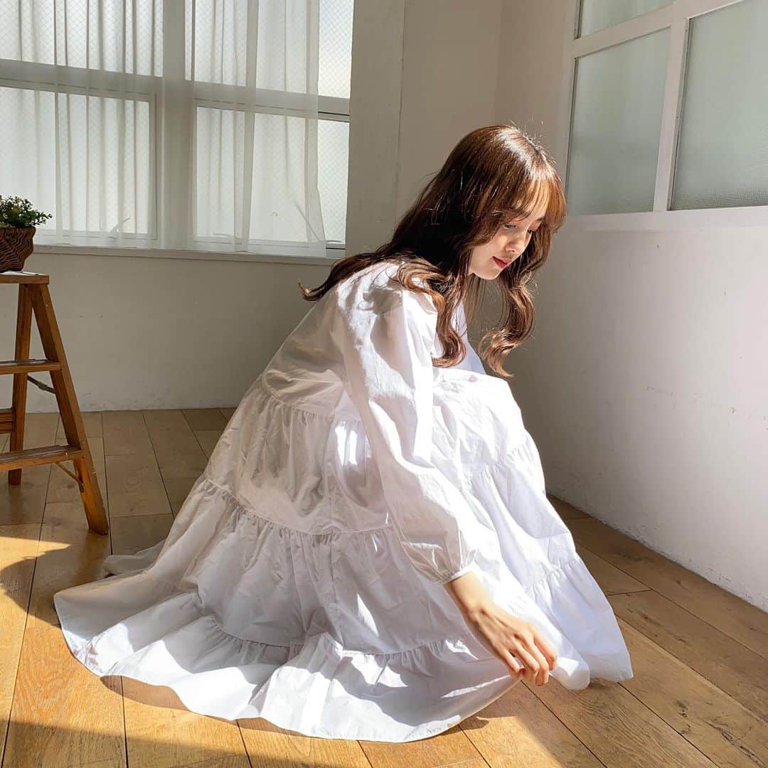 飯窪春菜のインスタグラム：「@aboveall_dearme  新作たくさんアップされました☺️ 私のプロフィールURLと、ストーリーズから飛べます🕊 こんなメルヘンな可愛いワンピースもありますよ〜！ ぜひチェックしてみてください🥰🥰🥰 ・ #dearme  #aboveall  #飯窪春菜  #韓国ファッション  #selectshop」