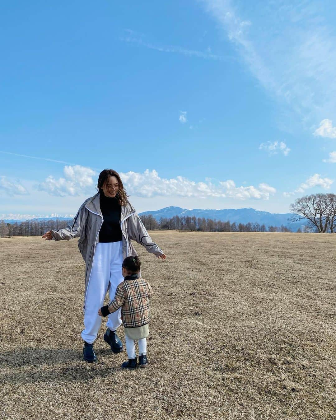 里見茜さんのインスタグラム写真 - (里見茜Instagram)「久しぶりにばぁばとじぃじに会えて、嬉しすぎたのか全力で遊びきって帰る頃には一瞬にして電池が切れて、即寝していた長女😂♥️  きっといつも沢山我慢してる分、 この日はみんなに甘えられて嬉しかったのかな💫  お天気にも恵まれて たっくさん、遊んでもらえて本当に良かったね🕊💕  #ばぁばじぃじ #幸せな時間をありがとう  #自然に触れるって大事だね #家族の休日」3月10日 21時12分 - satomiakane