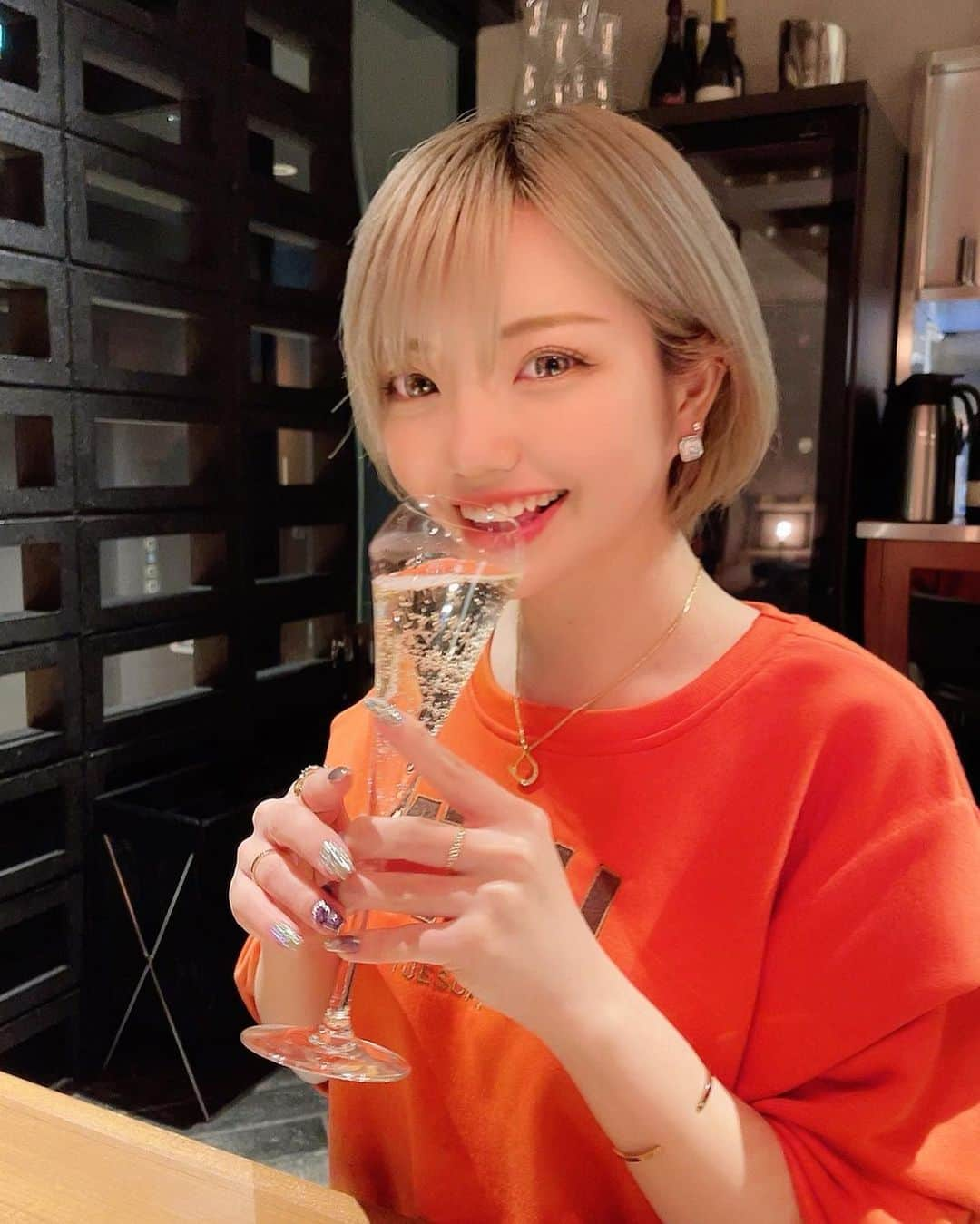 みきでりさんのインスタグラム写真 - (みきでりInstagram)「大好きなうしごろの春メニューを正輝と食べに行ったよん🐮🌸 相変わらずツーショットを撮り忘れてしまう私たち…私の写真はあります…笑 最後はほろ酔いの私の笑顔の写真🤳✨ ㅤ ㅤ 今回とってもお気に入りだったメニューたち❣️ どれも美味しすぎてほっぺた落ちそうだった… 普段ご飯食べる時ガツガツしちゃうけど うしごろにいる時は一つ一つしっかりと 味わおうと思うから丁寧に食べれる😂💖 正輝なんて目瞑って食べてたし！！笑 美味しすぎて口数が減るパターン🥴w ㅤ ㅤ いつか親を連れて行ってあげたいなーって思ってる🌷💫 ㅤ ㅤ ㅤ ㅤ ㅤ ㅤ ㅤ ㅤ #うしごろ #表参道 #焼肉 #焼肉屋 #表参道グルメ #表参道ディナー #焼肉ディナー#焼肉女子#焼肉好き#焼肉デート#デート#ディナー#ディナーデート#白ワイン#スパークリングワイン#ショート#ショートヘア#ショートボブ#ショートカット#ショートスタイル#ハイトーン#ハイトーンショート#ハイトーンカラー#ブリーチカラー」3月10日 21時04分 - mikidelicious