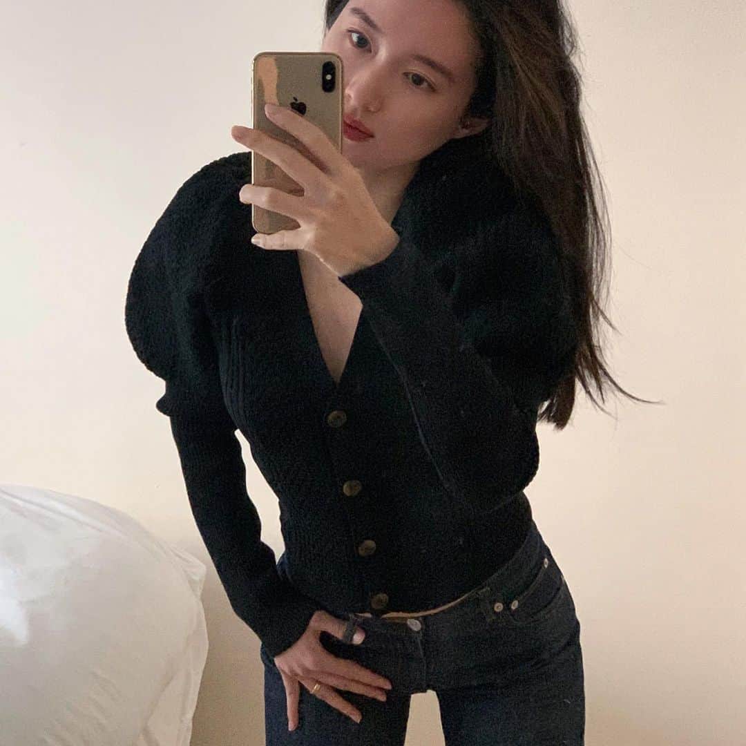 吉竹美聡のインスタグラム：「カタチがとても好き🖤 ニット1枚で出れる季節がもうすぐ😽」