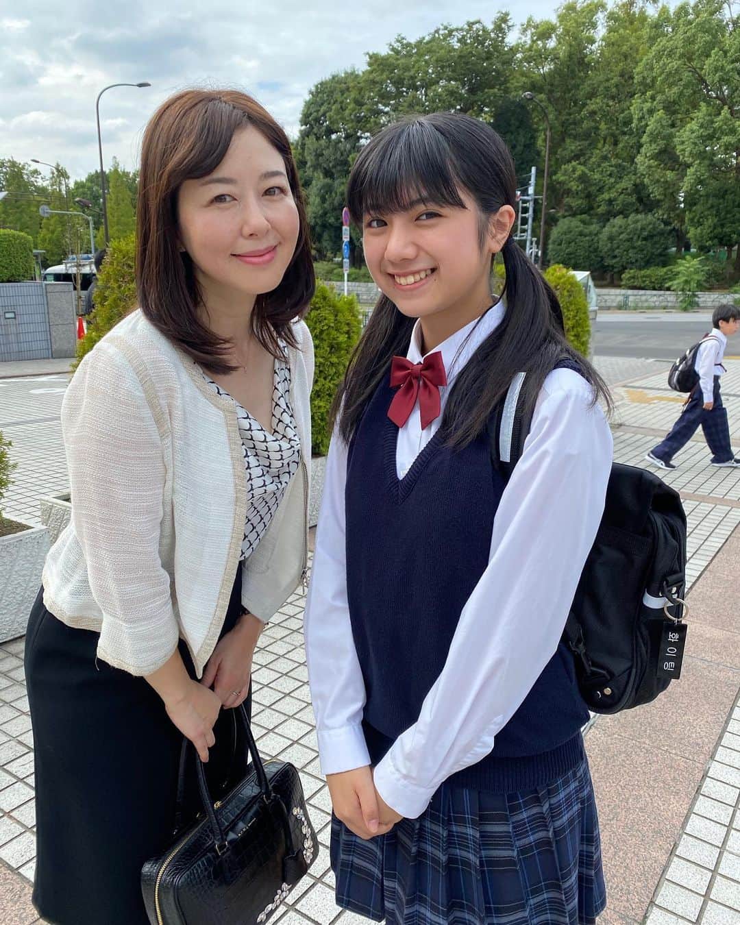 【公式】青のSP(スクールポリス)ー学校内警察・嶋田隆平ーのインスタグラム：「本日は親子ショット❗️  恭子役の #石井薫子 さん 恭子母の #堀内敬子 さん  #堀内さんが現場に来ると #とっても明るくなります #笑顔素敵な親子写真でした‼️  #青のSP」