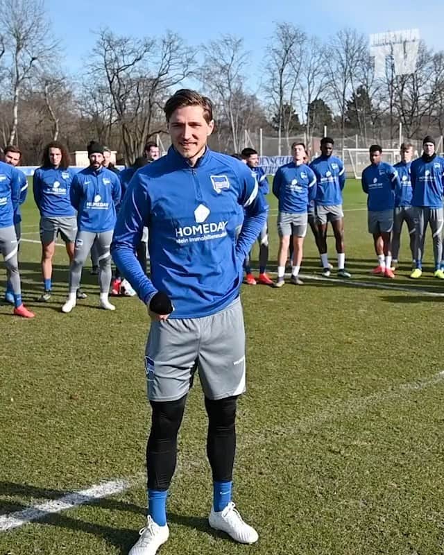 のインスタグラム：「#GemeinsamHertha ✊🔵⚪️」