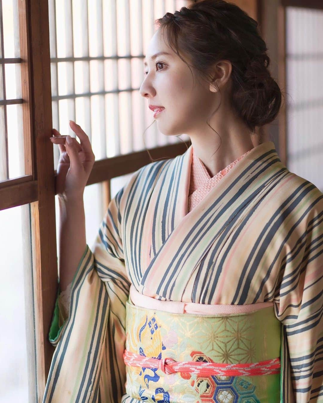 相場詩織さんのインスタグラム写真 - (相場詩織Instagram)「一年中美しい花火が咲き誇るまち﻿ 秋田県大仙市🎆﻿ 実はお着物を着て﻿ 優雅なひとときを過ごすのにも﻿ ぴったりな街なんです…！✨﻿ 夕焼けの中でみる丸子川﻿ なんだかとても懐かしい気持ちに﻿ 包まれました😌﻿ ﻿ 丸子川といえば﻿ 鮭の掴み取りや鹿島流しをした思い出があります☺️﻿ ﻿ お着物　中部きもの文化秋田学院　進藤先生﻿ カメラマン　金子直さん﻿ ヘアメイク　松下桃子さん﻿ ﻿ ﻿ #visitjapan #japantrip #cooljapan #visitakita﻿ #akita #omagari #firework #kimono #秋田﻿ #大曲　#着物　#着物ヘア　#着物コーディネート #着物女子　#着物ヘアアレンジ　#着物デート #着物コーデ　#着物レンタル　#秋田旅行 #秋田観光　#大曲の花火  #花火大会」3月10日 21時29分 - shioriaiba0801