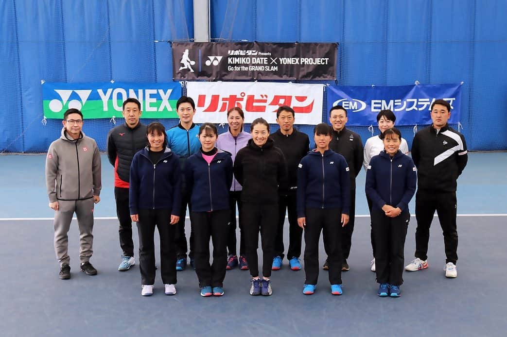 伊達公子さんのインスタグラム写真 - (伊達公子Instagram)「「リポビタン Presents 伊達公子 x YONEX PROJECT」の第2期生を募集しています。 プロを目指すジュニア達の力になれるようスタッフ一同新しい出会いに期待しています。 今回は選出も8名となりますので、興味のある方は是非、要項をご確認下さい。  そして先日、第1期生がプログラムを終えて卒業していきました。 ジュニア達の成長は、私も色々勉強させられる貴重な2年間となりました。 これからも彼女たちの成長を違ったスタンスで見守っていきます。  #伊達公子 #kimikodate  #テニス  #テニスプレイヤー #tennis  #tennisplayer #2021年3月10日 #2021 #2021年 #yonexproject #yonex #yonexjapan #yonextennis #girlsjuniors #リポビタン #大正製薬 #emシステムズ #emsystems #スポル #インドアテニスコート #一期生  #一期生卒業  #二期生  #二期生募集中」3月10日 21時27分 - kimiko.date