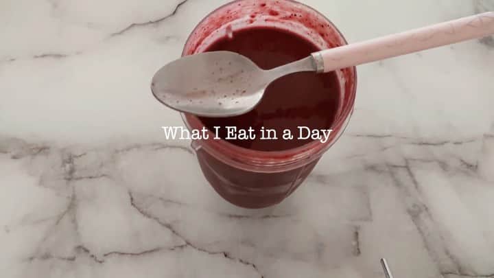 渋谷ゆりのインスタグラム：「【私の1日の食事】【What I Eat in a Day】【我一天都吃什麼】#Youtube ノーメイクでごめん…🤣 Sorry for no makeup 🤣 不好意思我都沒化妝的🤣  https://youtu.be/4_Ti1qIBdrs  #食事 #ダイエット #筋トレ女子 #スムージー #サラダ #CBD #すっぴん #ノーメイク #ボディメイク #補正下着 #筋トレ #ペスカタリアン #pescatarian」