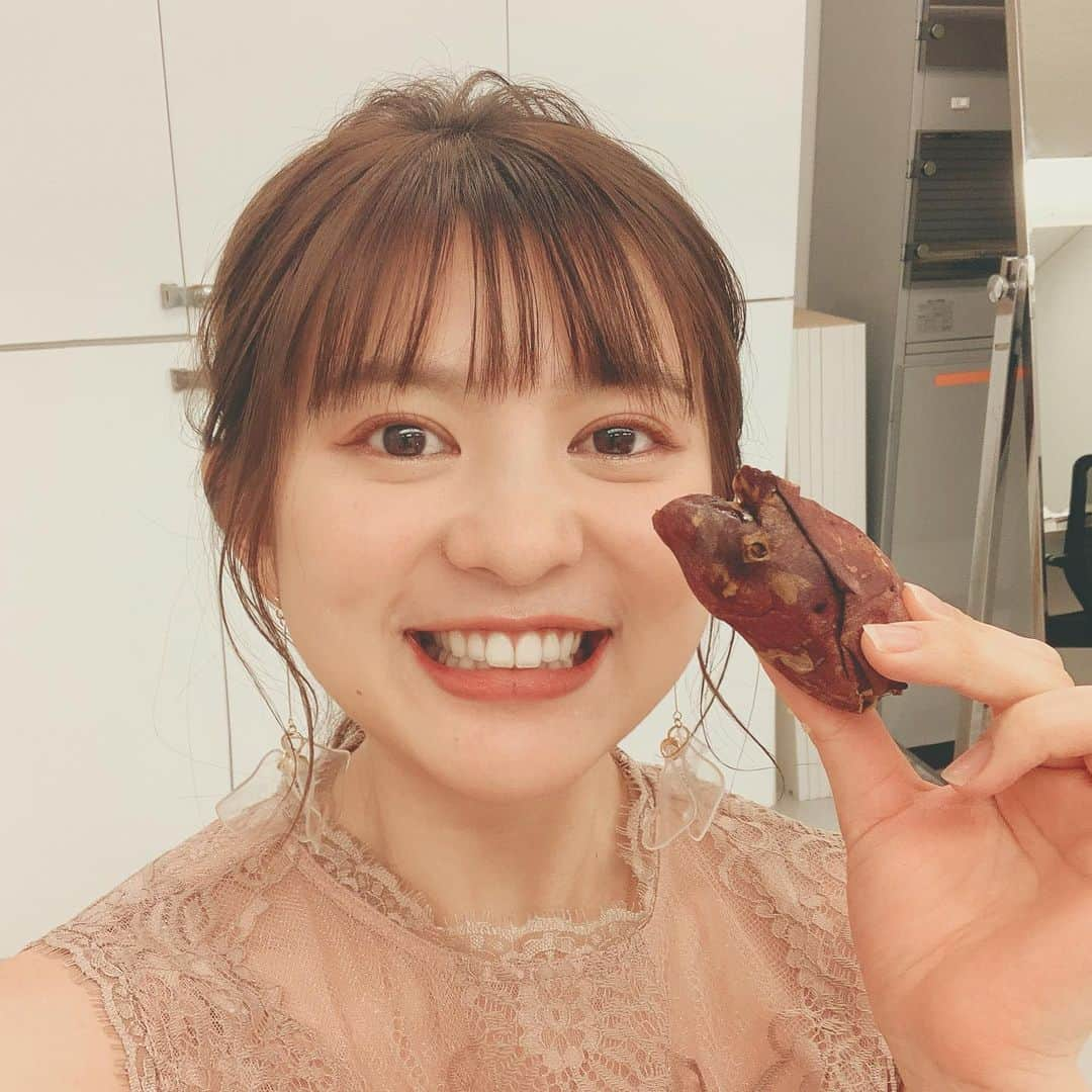 並木万里菜さんのインスタグラム写真 - (並木万里菜Instagram)「最近ハマっている#冷やし焼き芋 オンエア前に食べてお腹を満たしています！　 　  #さつまいも#🍠🍠  焼き芋は冷やすことで GI値の急上昇を抑えてくれます。 あと食物繊維豊富🤭 量に見合った満腹感も得られるしいいことづくめです。 あ、ちゃんとバナナ🍌も食べていますよ🤭  #焼き芋#冷やしてみてください #美味しいですよ。#バナナ🍌 も相変わらず好きです。 #テレビ朝日#テレ朝#アナウンサー #並木万里菜」3月10日 21時38分 - marina_namiki