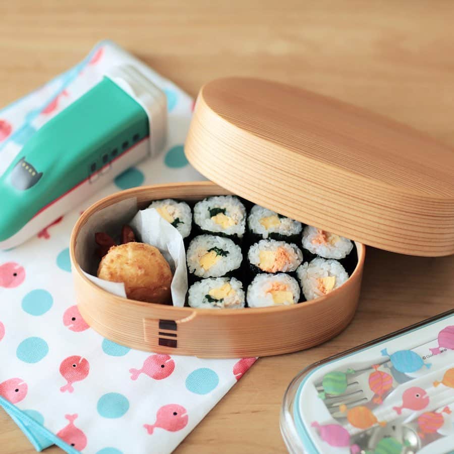 きなこのインスタグラム：「息子のリクエストを詰め込んだ、のりまき弁当。遠足だったのでリクエストを聞くと、「マグロとサーモンのお寿司がいい！🍣」とのことで、ツナマヨとシャケマヨの海苔巻きに😁大好きなツナが大好きなマグロだったことを知って感動してた🐟♡  おかずに作ったのはこれまた息子が大好きなポテたこドッグ。切り込みを入れたウインナーをマッシュポテトで包んで、牛乳で溶いたホットケーキミックスにつけて揚げたもの🐙  お弁当グッズいろいろroomに載せてます☺︎ → @kinako_710」