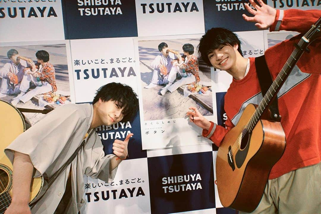 さくらしめじさんのインスタグラム写真 - (さくらしめじInstagram)「#シブツタしめじ スペシャルミニライブ🎸 楽しんでいただけましたでしょうか？？ アーカイブで本日のライブご覧頂けますので、ぜひご覧くださいませ💁‍♂️ 🔗 https://sakurashimeji.com/news/2539.html  #さくらしめじ #ボタン #弾き語りライブ #届いたかな」3月10日 21時31分 - sakurashimeji_official