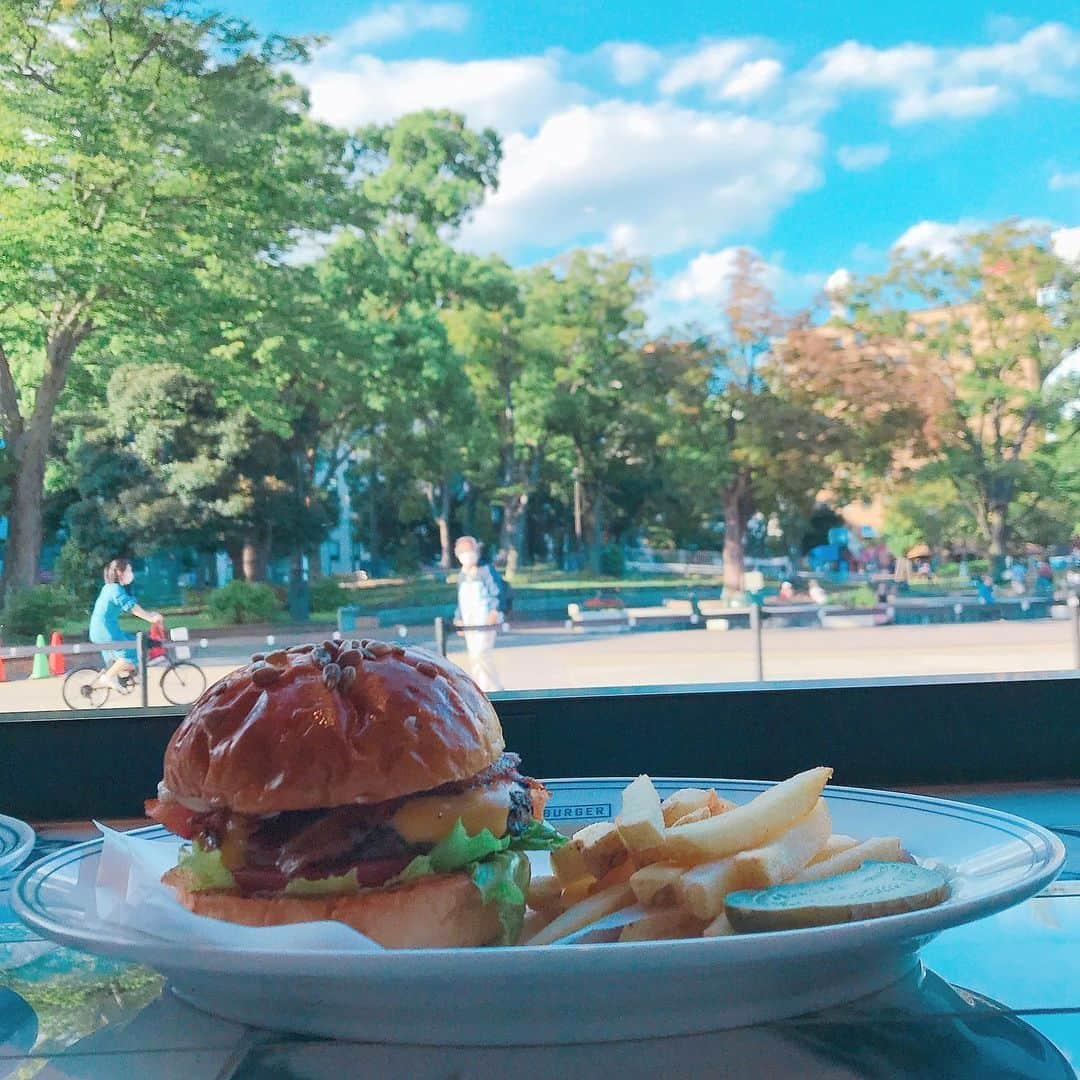 瀬村奈月のインスタグラム：「. 【&9バーガー】🍔🍔🍔 食べたことある人〜🙋‍♀️✨ ハマスタ通ると食べたくなる #ballparkburgerand9 のハンバーガー！！！ プレオープンの日に取材でお邪魔してから 昨シーズンは何度も足を運んだよ🚶‍♀️ . もちろん #テイクアウト できるから この前も取材後テイクアウトして 会社で食べました😋🍴 値段以上の価値あり⭐️ たまには贅沢してみては…？？❣️ . #もう少しで2021シーズン開幕 #ハンバーガー食べて #元気モリモリ応援しよう #野球観戦 #baystars #2021シーズン #食べるの好きな人と繋がりたい #instafood #グルメ部 #飯テロ #飯ログ」