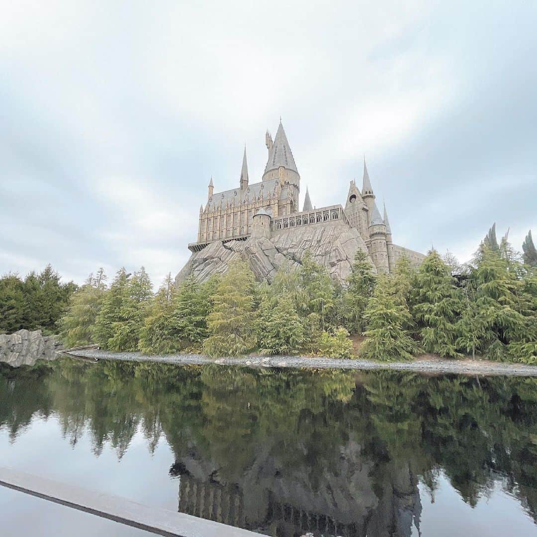 のインスタグラム：「🪶 * 昔から大好きなHarry potter🧙🏻 ここは何度来ても感動するなぁ、、 * ちなみに『賢者の石』のハーマイオニーの セリフは全部言えます（笑） * #harrypotter #hogwarts #usj」
