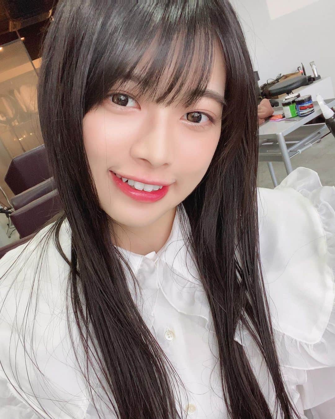 藤田いろはのインスタグラム：「先日、いつも髪の毛やってもらってる沼口さん(@takahiro_numa )が新店オープンしたのでいってきたよ✂️﻿ ﻿ オープン初日に伺ったんだけど、豪華なお花がたくさん届いてて沼口さんの人望の厚さを感じました笑﻿ ﻿ ﻿ 超音波トリートメント、めちゃくちゃサラサラになって嬉しい〜✨﻿ いつもありがとうございます🌟﻿ ﻿ MOTO shibuya﻿ 東京都渋谷区1-8-5 小山ビル6F﻿ ﻿ #hair﻿ #haircut﻿ #hairsalon﻿ #髪質改善トリートメント﻿ #サブリミックトリートメント ﻿#ヘアメンテナンス﻿ #japanese﻿ #渋谷美容院 #藤田いろは#グラビア#gravure #japanesegirl #tokyo  #l4l #aziangirl  #뷰티스타그램  #cosplay #黒髪ロング#팔로우#소통해요#셀스타그램#モデル #model #그라비아 #日本的 #かわいくなりたい #サラサラヘアー #サラサラヘア #渋谷サロン #黒髪女子」