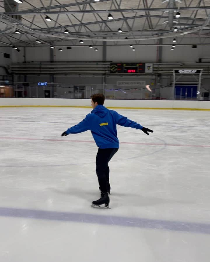 イリヤ・ソロミンのインスタグラム：「Trying out the basic positions both ways🤷🏽‍♂️ Don’t judge for bad quality😩🙏🏽  •• - • • •  #foryou #figureskating #skatesweden #Awesomelifestyle #dance #konståkning #repost #risport #astronaut #risporters #risportskates #mkblades #instagram #reels #workhard #determination #active #strong #viral #motivation #workhardplayhard #passion #fitnesslifestyle #isufigureskating #Trainhard #fyp #nordicskaters #foryoupage」