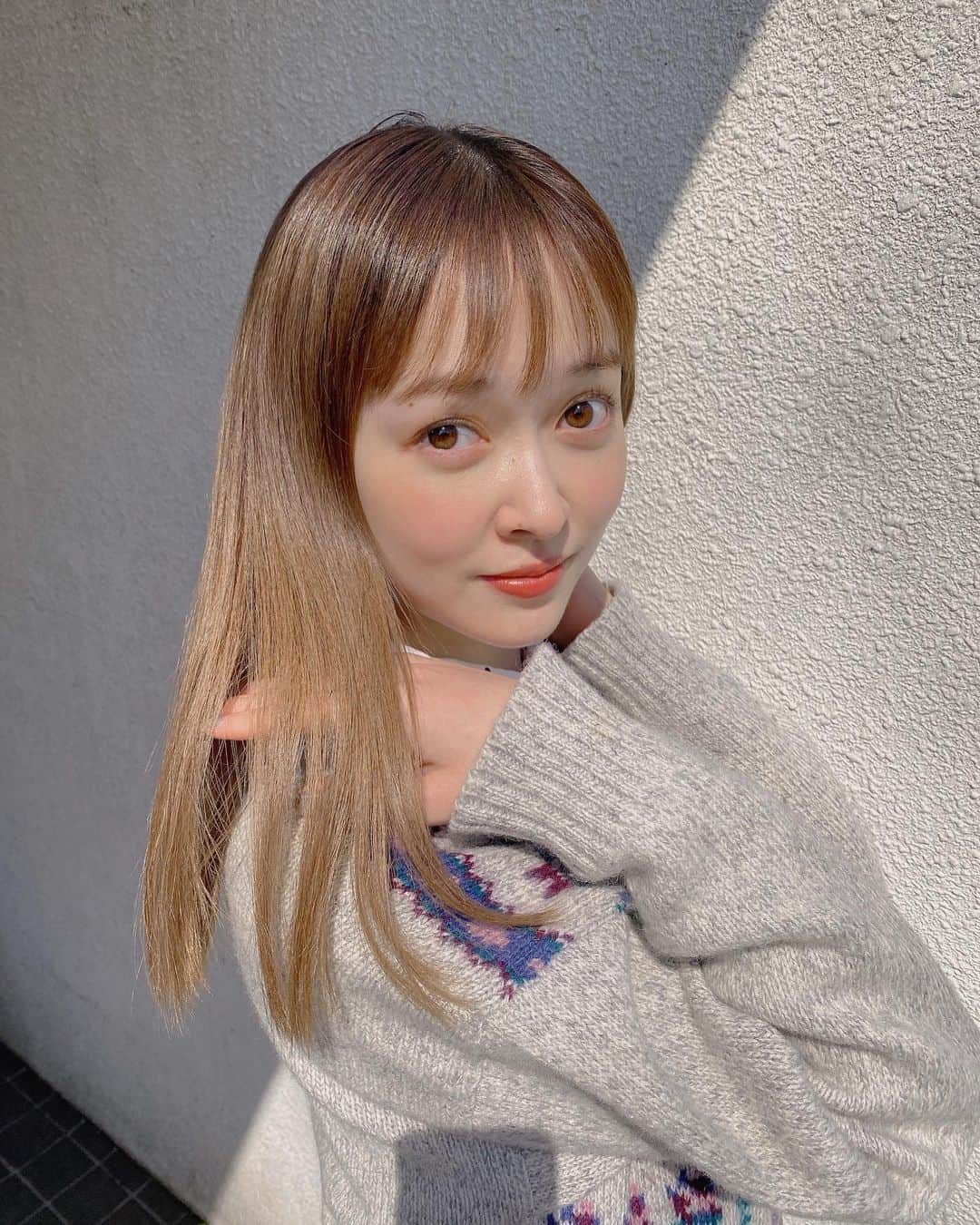 百岡古宵さんのインスタグラム写真 - (百岡古宵Instagram)「👸🏼お家でできるヘアケア💐  高校を卒業してから、色んなカラーにして ブリーチも沢山してきました( ˊᵕˋ ;）  でも、髪の毛はサラサラにいたいし 髪への毎日のケアをちゃんとしていきたいですよね！！ そんなブリーチ毛の方にオススメなヘアケアを ご紹介していきます❕ 勿論、ブリーチ毛じゃない方でも真似できる方法があると思うので是非見てみてね🌱🌼  【シャンプー編】 シャンプーは 『Aujua（オージュア）』の イミュライズというものを使っています❕ （500ml 5830円（税込））  これは、カラーとかパーマをしてダメージが気になる方にオススメで、髪の毛の強度を保護成分で強くしてくれます～！ 匂いはローズっぽい香りで、リラックスしながら洗い流せます！  そして、『SOMARUCA（ソマルカ）』の PINKのカラーシャンプーも使っています❕ （150ml 2000円前後）  私は、オージュアのシャンプーと混ぜて 使っています✨ 前回、ピンクブラウンっぽいカラーにしたので すぐに色落ちしないように補正してあげてます （たまに、黄色いっぽくなってきたらムラシャンも使って黄身も無くしています）  ♥洗い方♥ （お風呂入る前にブラシで髪の毛を通して、 シャンプーをつける前に髪の毛を濡らします） ①しっかり泡立てて、毛先まで泡を付けます！ ②頭皮をマッサージしてあげます（やるだけで顔のむくみも無くなるし、次の日がすっきりする！） ③毛先まで撫でるように優しく滑らします！ ④すすぎ残しがないように洗い流します✨  【トリートメント編】 トリートメントは、『Aujua（オージュア）』の タイムサージというものを使っています❕ （500ml 4620円（税込））  これは、まとまりとかが気になる方に おすすめで、水分保持力を与えて、 髪の毛の内側からしなやかにまとまりある 髪の毛にしてくれます☁️ 匂いは、優しい匂い？（調べたらハナミズキの香りでした！）です🌱  ♥洗い方♥ ①毛先を中心にトリートメントをつけます ②優しく揉み込んでいきます ③少し時間を置いておきます ④すすいで行きます！  こんな感じです！！ その他にもドライヤーをする時は、根元から毛先にかけてやってあげたり、アイロンも160度以下で熱で痛めないように心がけています🤍  髪の毛も可愛くなれる大事な部分だと 思うので是非参考にしてみてね🌼✨ #ヘアケア #ヘアケア用品 #ヘアケアグッズ #ヘアケア方法 #ヘアケアシャンプー #ヘアケアトリートメント #オージュア #ソマルカ #ヘア #ヘアカラー #ピンクブラウン #こよ #百岡古宵#モテる方法 #モテる秘訣#お家でできるヘアケア」3月10日 22時04分 - coyozora_