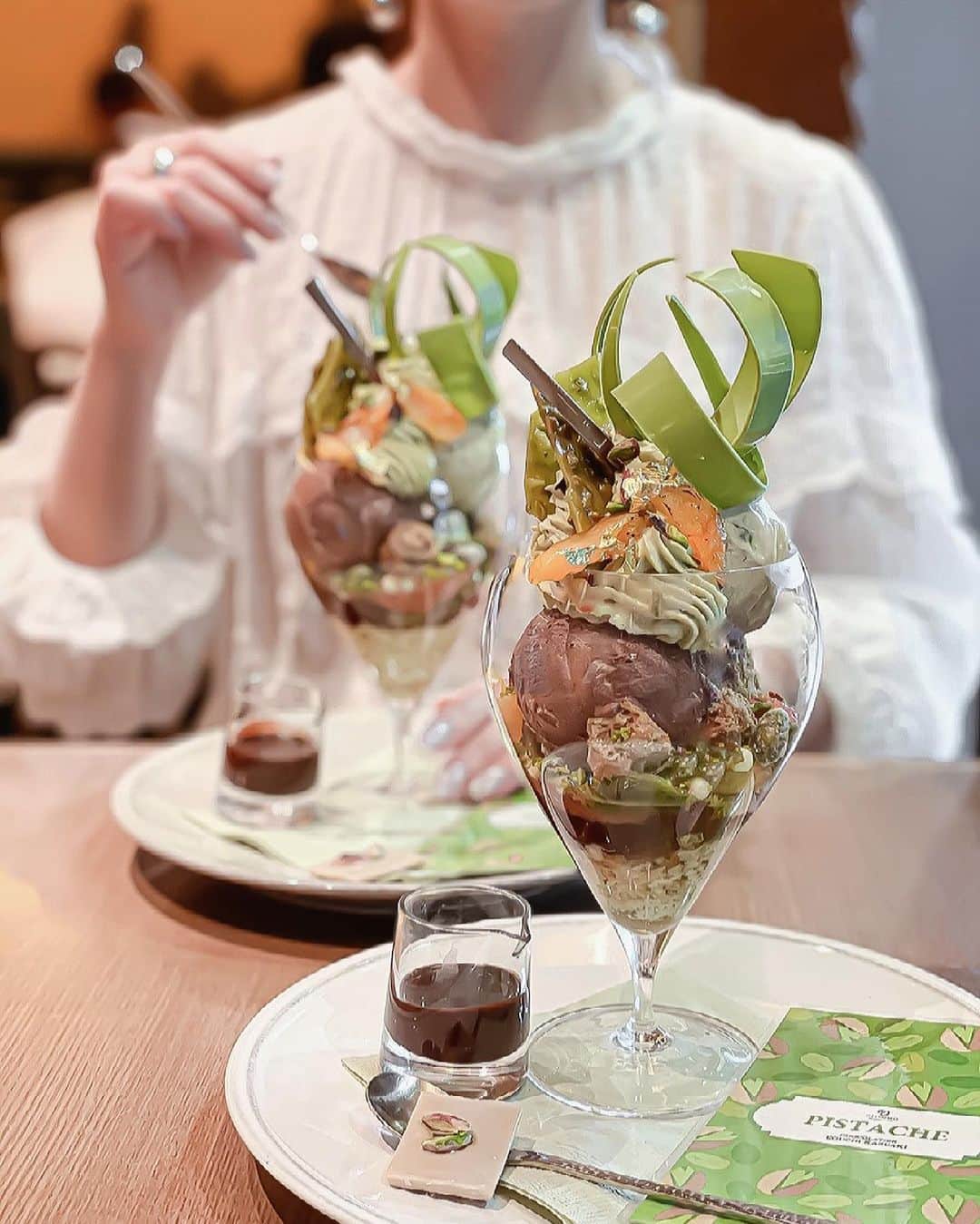 のインスタグラム：「🥄  𝑷â𝒕𝒊𝒔𝒔𝒆𝒓𝒊𝒆&𝑪𝒂𝒇é 𝑫𝑬𝑳’𝑰𝑴𝑴𝑶  メランジュフリュイ ピスタチオホリック 2300yen ▫️ショコラパーツ ▫️ローストピスターシュ ▫️ピスタチオクリーム ▫️金箔 ▫️ローストアプリコット ▫️ピスタチオアイス ▫️プラリネピスターシュ ▫️ショコラピスタチオアイス ▫️ピスタチオビスケット&シュガーピスタチオ ▫️パールブランショコラ ▫️グレープフルーツマリネ ▫️ティージュレ&ピスタチオグラノーラ ▫️ヘビーピスタチオクリーム  ピスタチオ尽くし✨✨✨ 今回も先っちょから底まで 美味しい💚ˎˊ˗  もう一回食べるーーーーー🤜🏻🤜🏻🤜🏻🤜🏻  今回は京都駅のお店でいただきました🥄 JR京都駅西口改札前2F右手にあります  大阪のお店はこちら ↓ ↓ 𝑷â𝒕𝒊𝒔𝒔𝒆𝒓𝒊𝒆&𝑪𝒂𝒇é 𝑫𝑬𝑳’𝑰𝑴𝑴𝑶 𝐻𝐸𝑅𝐵𝐼𝑆 𝑝𝑙𝑎𝑧𝑎 𝐸𝑁𝑇 𝐵2 @de_limmo @eguchikazuaki 月〜木・日:11:00～22:00(L.O.21:00) 金・土・祝前日:11:00～22:30(L.O.21:30) tel: 0663464877  ————————————————————— 見てくださる方にプラスになる投稿をしていきます 是非いいね♡フォロー♡ よろしくお願いいたします𓅟 私の写真の編集については フォトレッスンでレクチャーをしています —————————————————————  #Delimmo#美味しい#デリーモ#パフェ#東京パフェ#京都カフェ#京都スイーツ#京都グルメ#大阪スイーツ#大阪カフェ#梅田カフェ#梅田スイーツ#スイーツ#大阪デザート#デザート#大阪カフェ#パフェ#ピスタチオ#スイーツ巡り#スイーツ部#スイーツ好き#スイーツ好きな人と繋がりたい#食べ歩き#ストロベリーパフェ#いちごパフェ#クリスマススイーツ#大阪パフェ#京都パフェ#神戸パフェ」