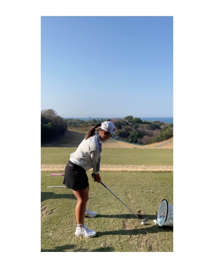 淺井咲希のインスタグラム：「今週もしっかり自分と向き合って 頑張ります⛳️  森本さんの声www  @junandrope のウェアめちゃくちゃ可愛いのでチェックしてください🦩🦩  #淺井咲希#ゴルフ#ゴルフ女子#golf#golfswing」