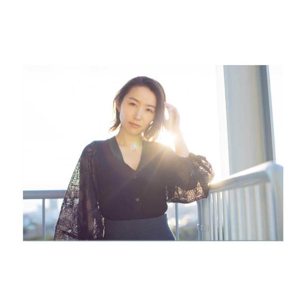 徳永えりのインスタグラム：「... 朝日新聞デジタル &W @andw_asahi   3/8の国際女性デーに合わせて、 取材していただきました🌼 ライターの大賀さんが、 私の至らない表現を丁寧に掬い上げて、 素敵に言葉を綴ってくださいました🙏 是非読んで頂けたら幸いです☺️ ' この日の衣装とメイクもカッコよく、 グッと大人っぽくしてくださり、 (もうすぐ33歳だけど🙃) 自信を持ってカメラの前に立てました🌸 周りの方達が自分を素敵に導いてくれること、 それを信じてもっと自分を好きになれること、 本当に幸せだと思います🌷 好きな自分を、更新していきたいな🌱  hair&make / 尾曲いずみさん styling / 道端亜未さん( @ami_michihata」