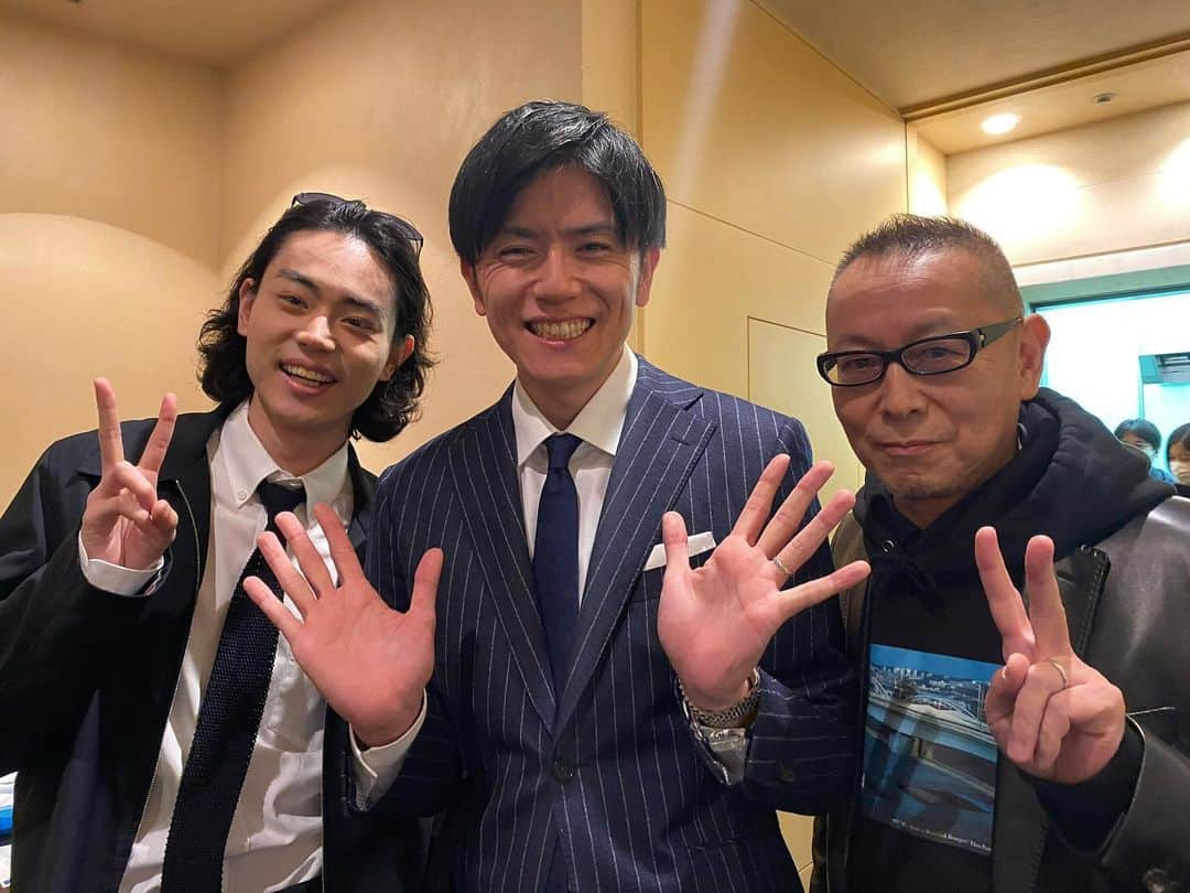 青木源太さんのインスタグラム写真 - (青木源太Instagram)「【イベント司会のお仕事その15】 映画「花束みたいな恋をした」大ヒット御礼トークイベントの司会をしました。菅田将暉さんにお会いしたのは2年ぶり！変わらずナイスガイ！  年代や立場によって刺さる部分が全く違うところがこの映画の面白いところ。皆さんはこの映画のどの部分が心に残りましたか？半年前にフリーになった僕は恋愛パートよりも「働くこととは？」という部分に心揺さぶられましたよ〜。社会に出るということはお風呂に入るということだ！！笑  #菅田将暉#土井裕泰監督#はな恋#日本一のイベント司会者への道#青木的イケメン列伝」3月10日 22時32分 - aoki.genta