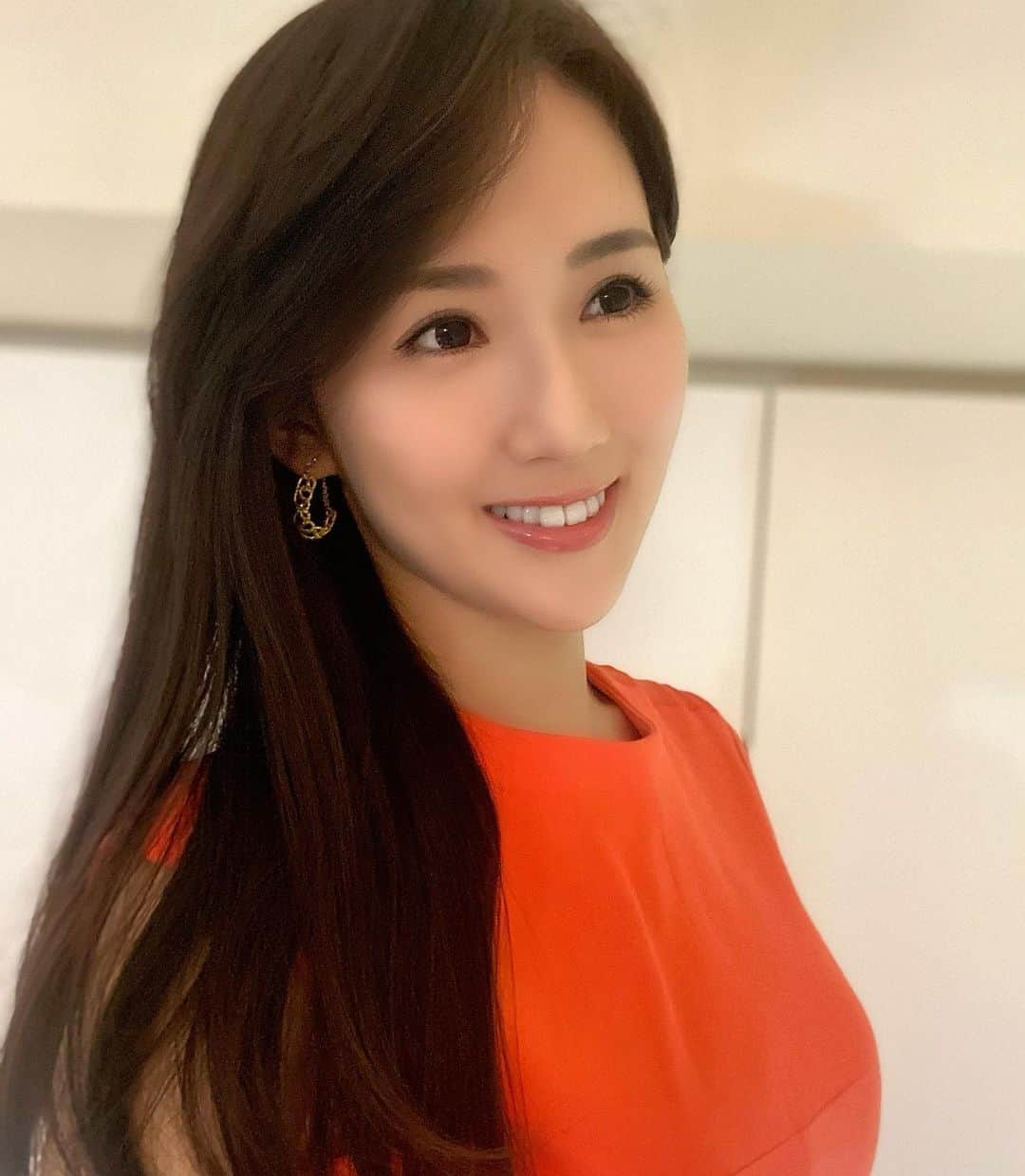谷中麻里衣さんのインスタグラム写真 - (谷中麻里衣Instagram)「Earrings made with Japanese traditional craftsmanship 💕  伝統工芸の職人技で作られたピアス😊 国産絹に金沢の純金箔を乾漆の技術であしらっていて、ビックリするほど軽いの✨ 漆・蒔絵・螺鈿の取材をした際に教えていただいたものです🌸  伝統工芸に興味があって知ったビジネスネタを提案に書いて取材にいたったから、間近で作業や技術を見られて、お話も伺えて幸せでした🥰  3枚目が螺鈿についての美術展、とっても綺麗で勉強になって楽しかったです🌸 4枚目以降が取材させていただいた田村一舟先生の作品です😍  @tsubakisakakougeikoubou #伝統工芸#漆#螺鈿#蒔絵#きらきらでん#ピアス#麻里衣アート」3月10日 22時37分 - marieyanaka