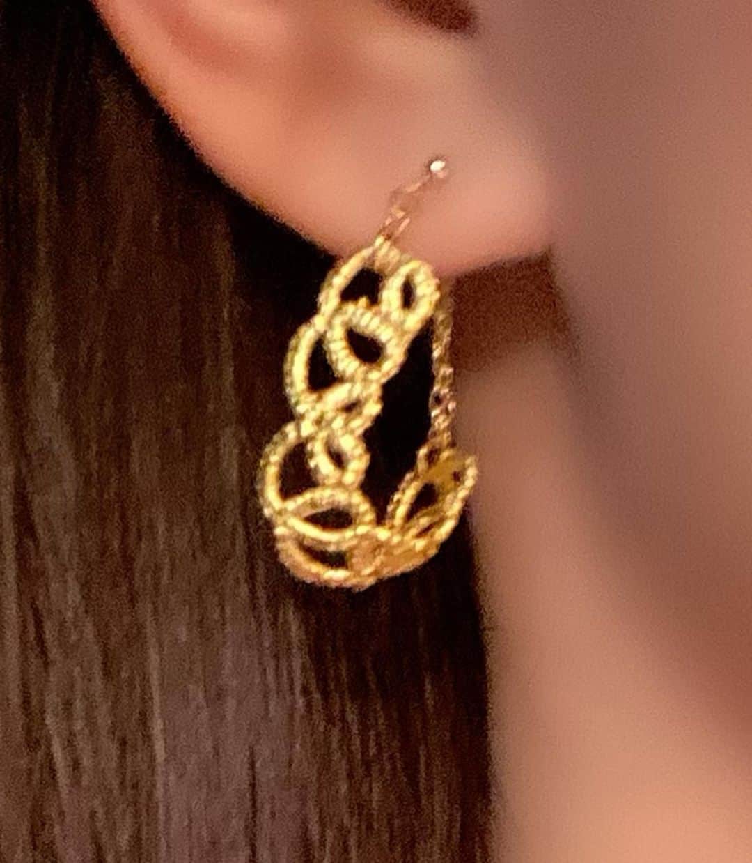 谷中麻里衣さんのインスタグラム写真 - (谷中麻里衣Instagram)「Earrings made with Japanese traditional craftsmanship 💕  伝統工芸の職人技で作られたピアス😊 国産絹に金沢の純金箔を乾漆の技術であしらっていて、ビックリするほど軽いの✨ 漆・蒔絵・螺鈿の取材をした際に教えていただいたものです🌸  伝統工芸に興味があって知ったビジネスネタを提案に書いて取材にいたったから、間近で作業や技術を見られて、お話も伺えて幸せでした🥰  3枚目が螺鈿についての美術展、とっても綺麗で勉強になって楽しかったです🌸 4枚目以降が取材させていただいた田村一舟先生の作品です😍  @tsubakisakakougeikoubou #伝統工芸#漆#螺鈿#蒔絵#きらきらでん#ピアス#麻里衣アート」3月10日 22時37分 - marieyanaka