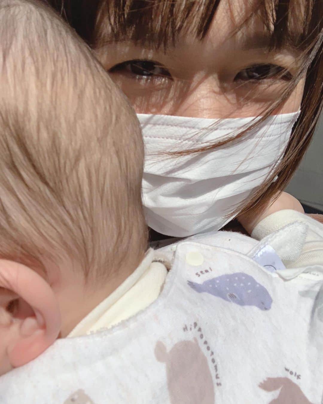 虎南有香のインスタグラム：「まだまだ髪の毛が薄い虎ミニィはいつまでたっても産まれたての赤ちゃん感が抜けなくて可愛いです❤️🚼 なんなら産まれたてより薄くなってる🤣  そして最近の私は、花粉で目が痒すぎてアイライナーとマスカラを控えております😷🆖  そんな辛い辛い花粉と戦う季節ですが。なんと今春はちび虎の入園式が‼️ 花粉で涙が出ようが、感動で涙が出ようが、マスクで隠れようが、お化粧はちゃんとしていきます😢💄笑  昨年に引き続き、なかなか落ち着かずパーっと出来ない春ですが…みんなはどんな春にしたいですか？🌸」