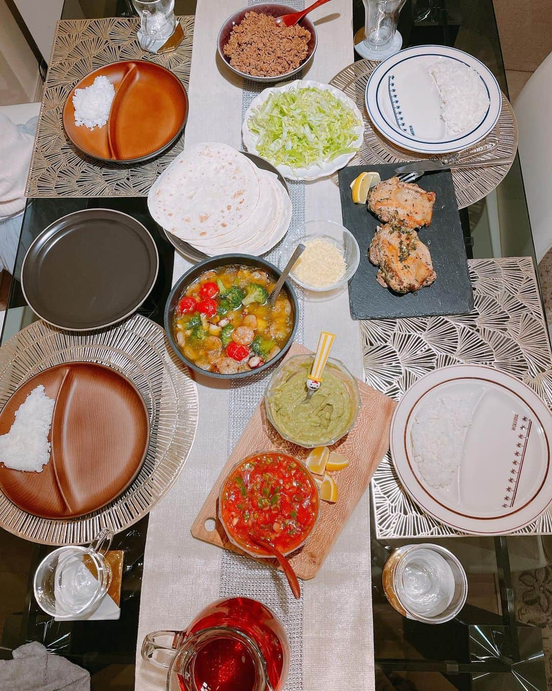 木下優樹菜さんのインスタグラム写真 - (木下優樹菜Instagram)「久々のキッチンと食卓☺️♥️ やっぱりおうちって…良い🥺 良く眠れたぁ🥰♥️ ・ ・ ・ ・ ・ タコス🌮 白米にトッピングしたら　タコライスになるお♡ チキンソテーは ハーブ🌿オイルまみれにして アヒージョ🍤🥦🍅🐙 トマトサルサは りりながめちゃくちゃ気に入っていて 『スナックタイムで作って！ドリートスにディップしたい😍』 て言ってたw #ユキナ飯。」3月10日 22時44分 - yukina1204xoxo